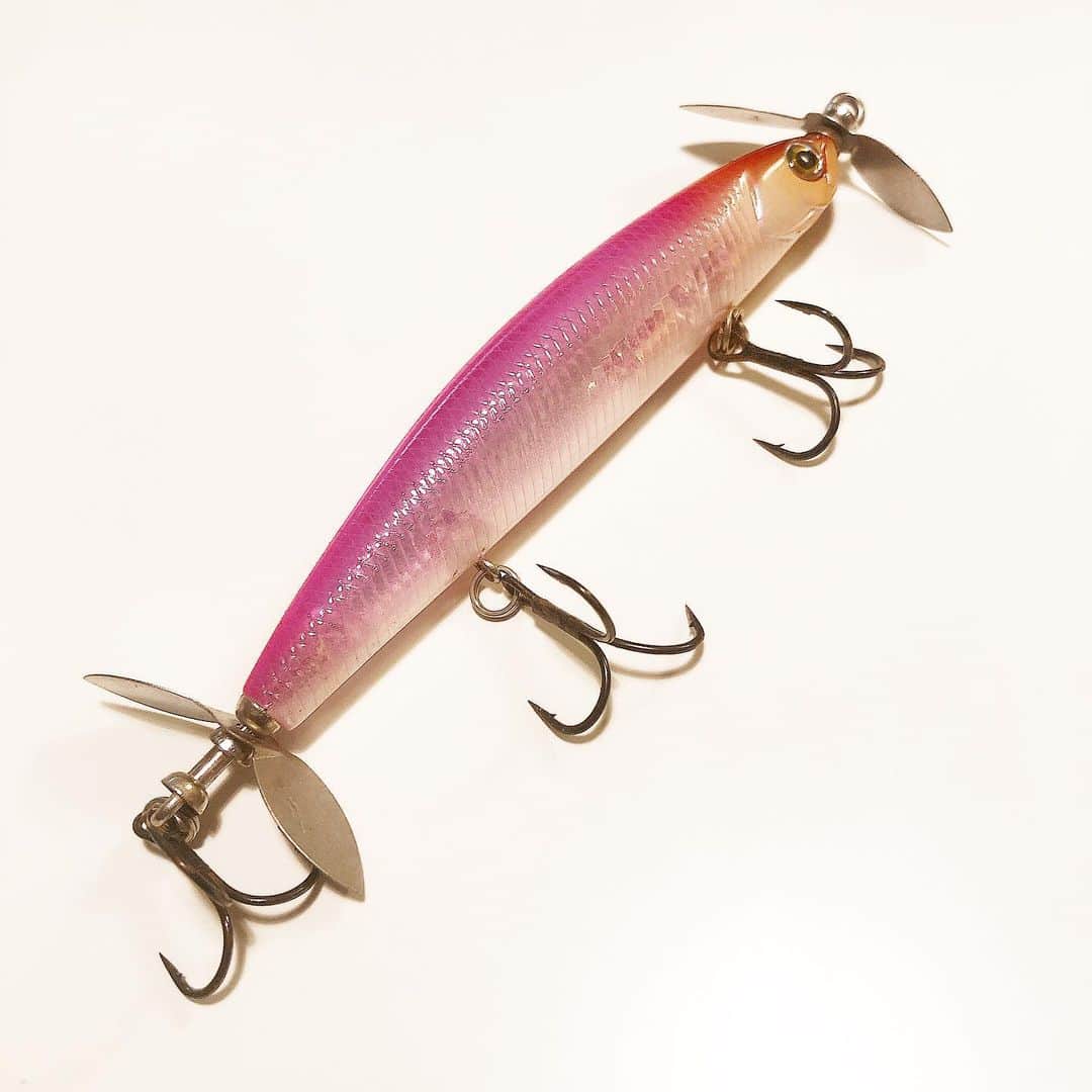 安田理大のインスタグラム：「木曜日。 てことは『My Fovorite Lure』の日ですね。 今回はTIEMCO( @tiemcobassfishing )のステルスペッパー110Sです。 俺的にはあの時期のあの池ってのがあるねんけど、毎年確実に50upを釣らせてくれるルアーの一つです。 このルアーの生みの親はJBのタイトルを全て獲ったトップアングラーの北大祐さん( @daisuke.kita.5 )ですね。 今年も頼んだ！   #MyFavoriteLure #TIEMCO #ティムコ #北大祐 #ステルスペッパー110s」