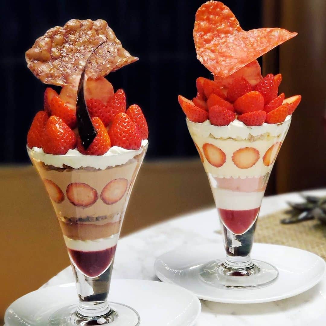 のインスタグラム：「すすすストロベリー♪ 【ストリングスホテル東京インターコンチネンタル】 期間限定:2月28日(日)まで 🍓ストリングスパフェ🍓 🤴いちごキング 👸いちごクイーン  品川にある「ストリングスホテル東京インターコンチネンタル」で、2種類のいちご盛り盛りのストリングスパフェを提供中  美しく気品溢れるパフェは、ボリュームありますが、1層1層が美味しく食べ進められて、あっという間にペロリ黒猫にゃー😸  キングとクイーンとティーセレクションがセットのお得な「デュオ・パフェ」もおすすめ  🚶東京都港区港南2-16-1 品川イーストワンタワー26F 品川駅港南口から徒歩約1分 詳細はホテルSNSを参照 @strings_ic   #黒猫食べ過ぎ #いちごパフェ #いちごスイーツ #ホテルスイーツ #ストリングスホテル東京インターコンチネンタル #黒猫品川 #黒猫とパフェ #黒猫といちご」