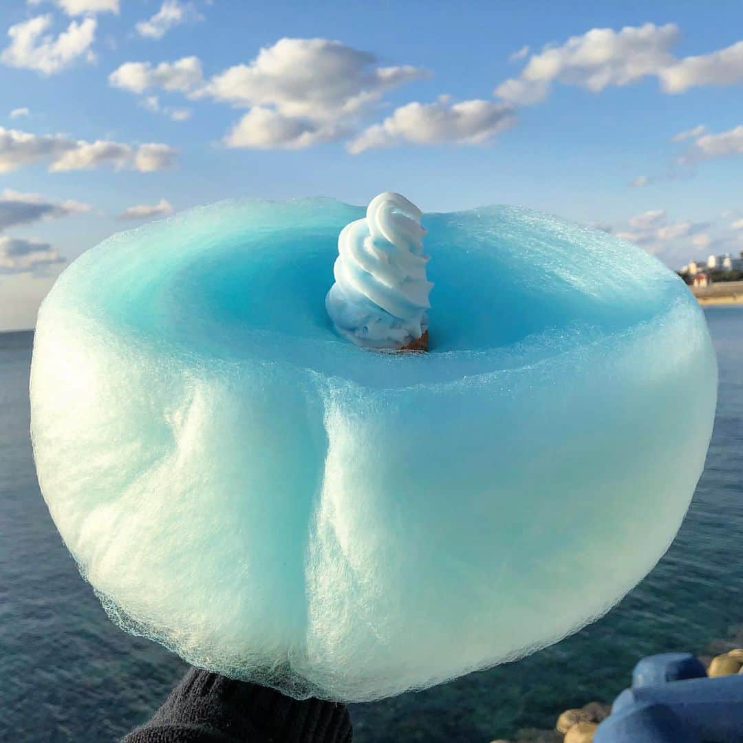 RETRIP<リトリップ>グルメのインスタグラム：「【RETRIP×沖縄】 こちらは沖縄・アメリカンビレッジにある「fairy cotton candy(フェアリーコットンキャンディー)」です。今回ご紹介するのは、綿あめ×ソフトクリームのインパクト大なこちら。沖縄の青い空とマッチして、美しいですよね✨ソフトクリームや綿あめは別の種類もあるんだとか。他にも、キャラクターモチーフやカラフルで斬新な綿あめがたくさんあるので、沖縄旅行に行かれた際には是非訪れてみてくださいね😻 . RETRIPでは「おでかけ」に関する様々な情報を発信しています。ぜひ他のアカウントもチェックしてください！ . @retrip_nagoya_ 名古屋の話題のカフェを紹介 @retrip_osaka_ 大阪のおでかけグルメスポットを紹介 @retrip_kyoto_ 京都のおでかけスポットを紹介 @retrip_fukuoka_ 福岡のおでかけグルメスポットを紹介 @retrip_hokkaido_ 北海道のおでかけスポットを紹介 @retrip_korea_ 韓国の話題のカフェを紹介 @retrip_news 最新のおでかけ情報を紹介 @retrip_nippon 日本の絶景を紹介 @retrip_global 海外の絶景を紹介 @retrip_gourmet 全国の話題のスイーツを紹介 @retrip_dinner 全国の話題のごはんを紹介 @retrip_cafe 全国のおしゃれなカフェを紹介 . ▼RETRIP[リトリップ]のアプリは AppStore、GooglePlay「リトリップ」で検索！ プロフィールのURLからもダウンロードできます。 . photo by  @softcream_world . . #retrip #retrip_ui #沖縄 #沖縄グルメ #沖縄観光 #ソフトクリーム #ソフトクリーム部 #アメリカンビレッジ #カフェ好きな人と繋がりたい #スイーツ好き #スイーツ好きな人と繋がりたい #スイーツ好きな人とつながりたい #グルメ好きな人と繋がりたい #グルメ好き #グルメ好きと繋がりたい #スイーツ部 #カフェ部」