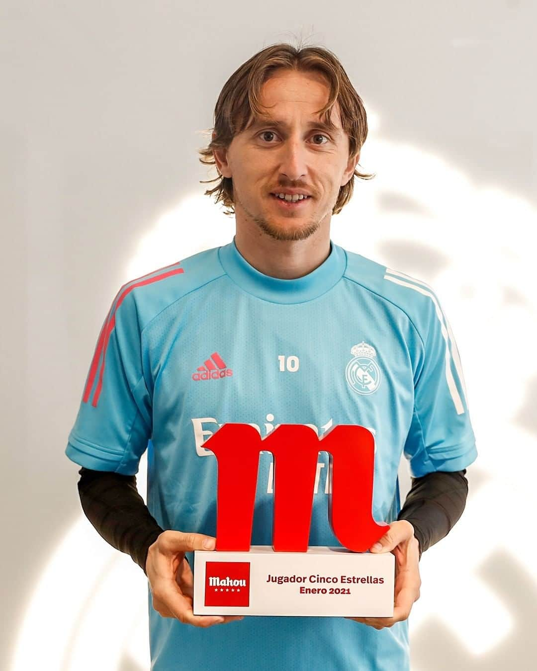 レアル・マドリードさんのインスタグラム写真 - (レアル・マドリードInstagram)「🌟🔝👍 Congratulations Luka, @Mahou_es' Five Star Player for January! ✨🇭🇷 Enhorabuena a @lukamodric10.... ¡#JugadorCincoEstrellas Mahou de enero! #halamadridynadamás」2月18日 21時30分 - realmadrid