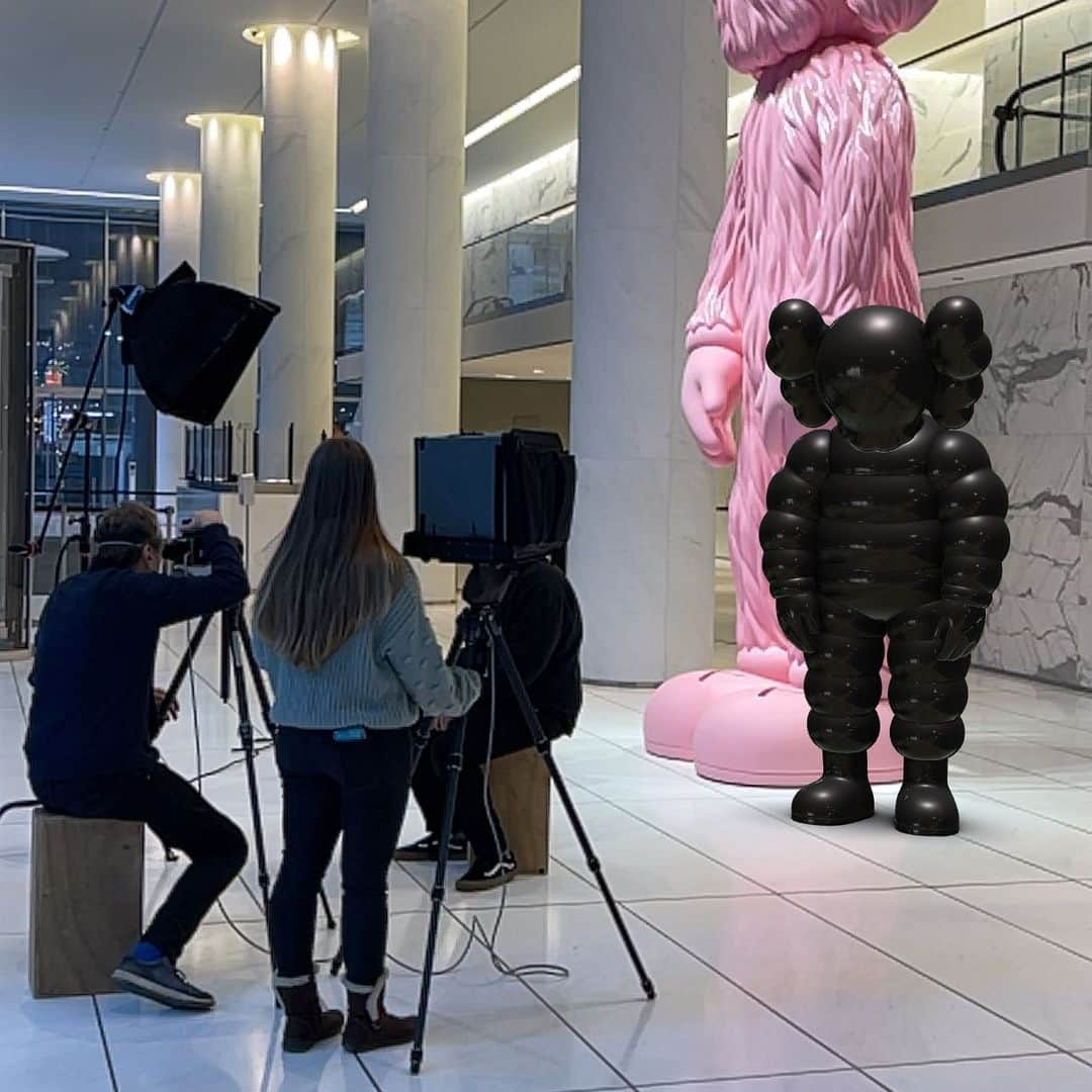 KAWSONEさんのインスタグラム写真 - (KAWSONEInstagram)「#tbt @the_chris_buck getting the shot for @nytmag I placed an AR sculpture in the scene as I often do when I’m standing around somewhere... @acuteart #KAWS #ChrisBuck #280Park #NewYork #AcuteArt」2月18日 21時30分 - kaws