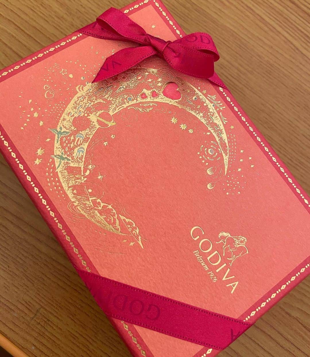 中野みやびのインスタグラム：「GODIVA  #godiva #chocolate #ちょこ #チョコレート #ゴディバ #pink #ピンク #かわいい #cute #dessert #sweets #まま #ありがとう #中野みやび #みやび」