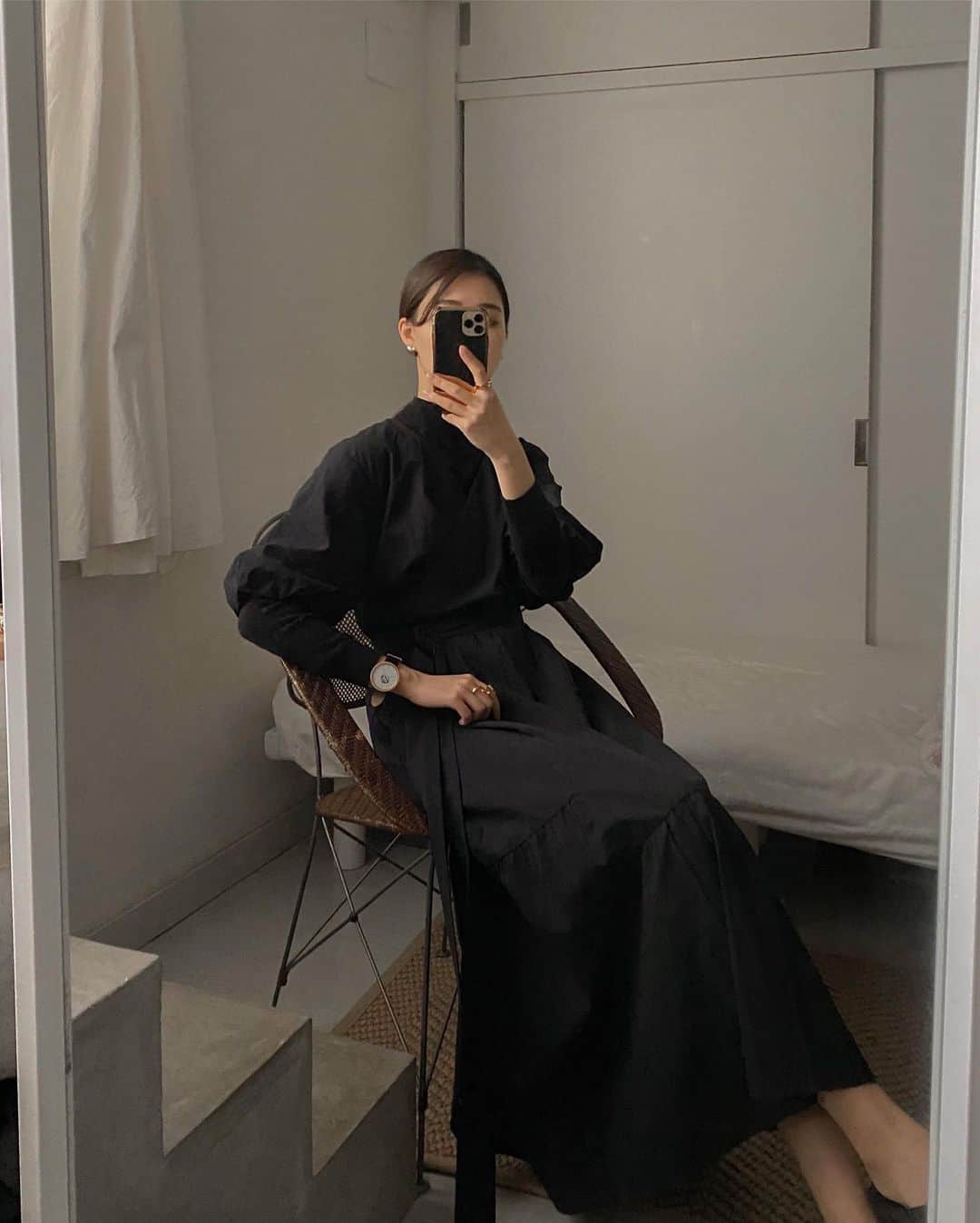 影山可蓮さんのインスタグラム写真 - (影山可蓮Instagram)「・ ・ Black dress ♡ ・ ・ 黒のボリュームスリーブワンピース、まだ早いのでタートルを中に◎ ・ ・ 🏷 DRESS @lagunamoon_com  WATCH @mam @kotoka_izumi  ACC @aroq_official  ・ ・ #outfit #ootd  #instafashion #minimalstyle #minimalfashion #classicstyle #simpleoutfit #everydaylook  #コーデ #コーディネート #今日のコーデ #私服  #karen_k_outfit #marque」2月18日 21時32分 - karenoutfits