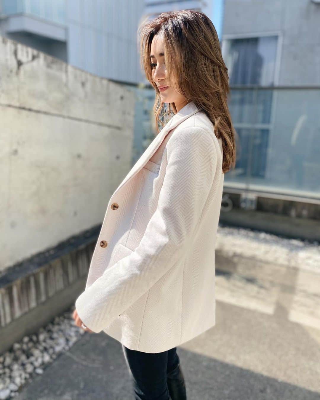 のインスタグラム：「new hair 🌿  headSPA treatmentして頂いて　ツヤツヤに♡ エクステしてるようには見えないcutも 流石なの👏🏼 → @wa_ac / @careumeda ・ #ootd jk & boots ... @acym_official  denim ... @mine_denim」