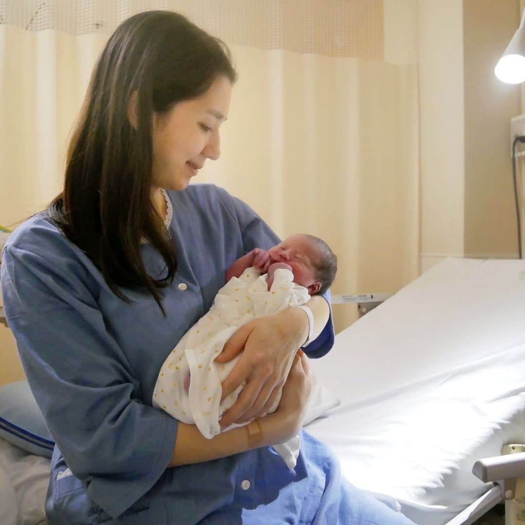 山崎秀晃のインスタグラム：「15時18分無事女の子が産まれました👶🏻 目や鼻、口、耳、輪郭が僕に似てない様で安心してます☺️」