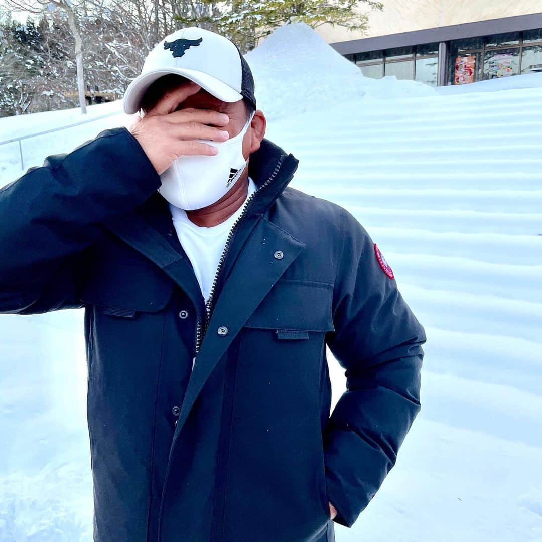 タイガーマスクさんのインスタグラム写真 - (タイガーマスクInstagram)「紫波のSAでトイレ休憩。 後は雪の階段❗️ 東北は、やっぱり寒いな😅 #タイガーマスク #tigermask #njpw #紫波 #雪の階段」2月18日 21時36分 - tigermask.njpw_official