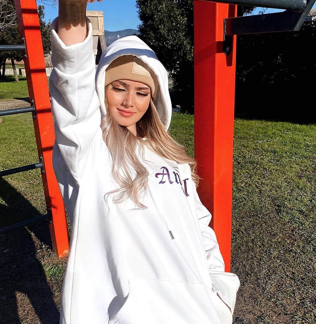 SHEINのインスタグラム：「These are the golden days 🌞  @_yleniatoschi_  Shop Similar #: 1681340  #SHEINgals #SHEINstyle #SHEINSS21 #casualoutfit」