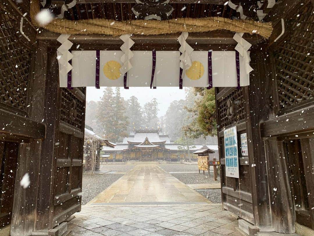 Moka さんのインスタグラム写真 - (Moka Instagram)「撮影で滋賀にきてるよ。 滋賀ってこんなに雪降ってるんだね⛄️  ・ ・ 雪の中の神社はなかなか見れないからカッコよくてテンション上がった！！！ ・ ・　 #フリーモデル  #モデル #フリーランス #フリーランスモデル #広告モデル #イメージモデル #サロモ #撮影 #撮影モデル #作品撮り #作品撮りモデル #ポトレ #インフルエンサー #インスタグラマー」2月18日 21時46分 - moka_030n