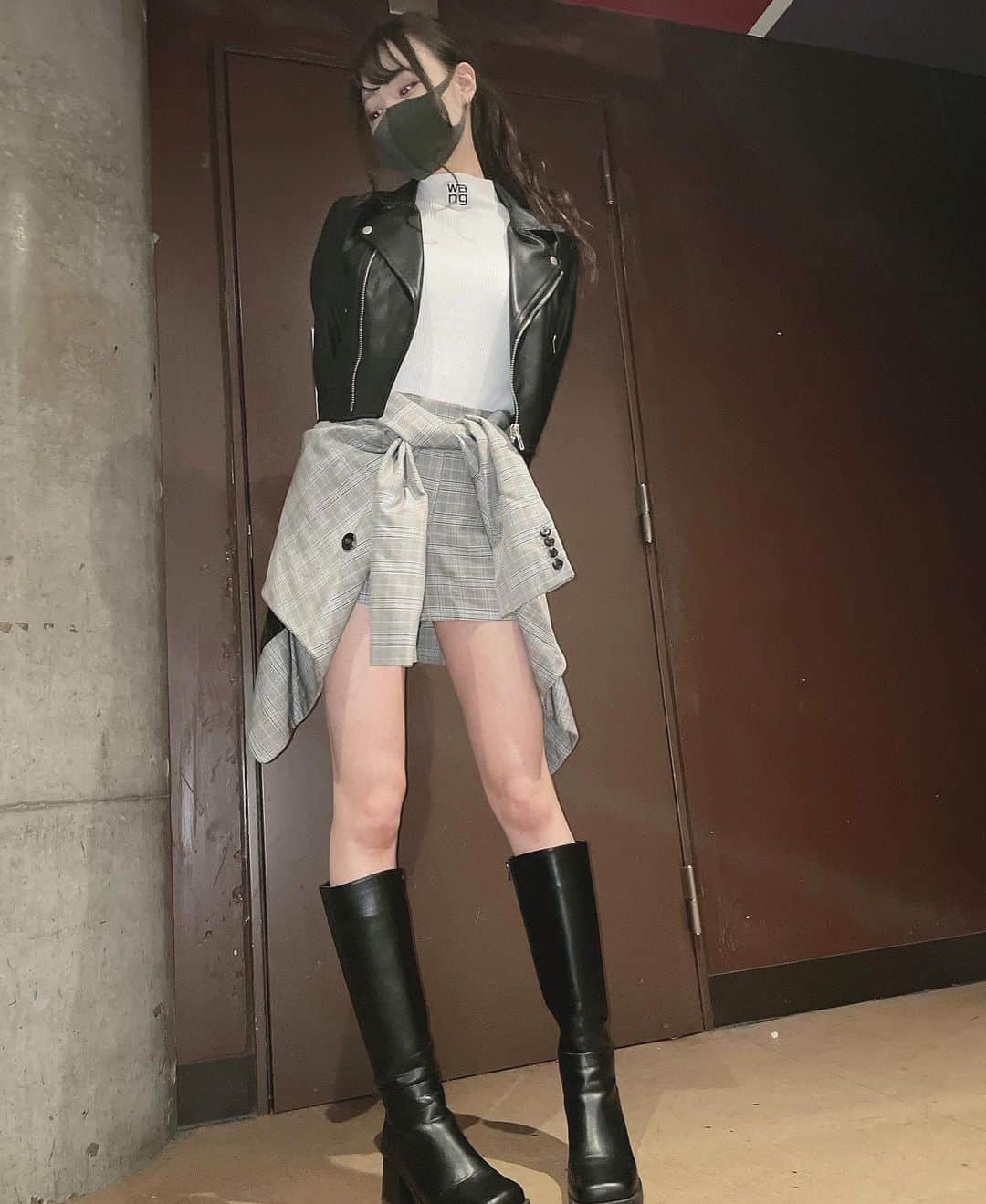 鳥海絢菜さんのインスタグラム写真 - (鳥海絢菜Instagram)「・ 春🌸先取りしすぎて寒すぎた( ˃ ˂ ) ・ tops: ALEXANDER WANG pants: ALEXANDER WANG outer: ECLIN boots: GRL ・ #ootd #fashion #spring #私服 #脚」2月18日 21時46分 - lemchan__