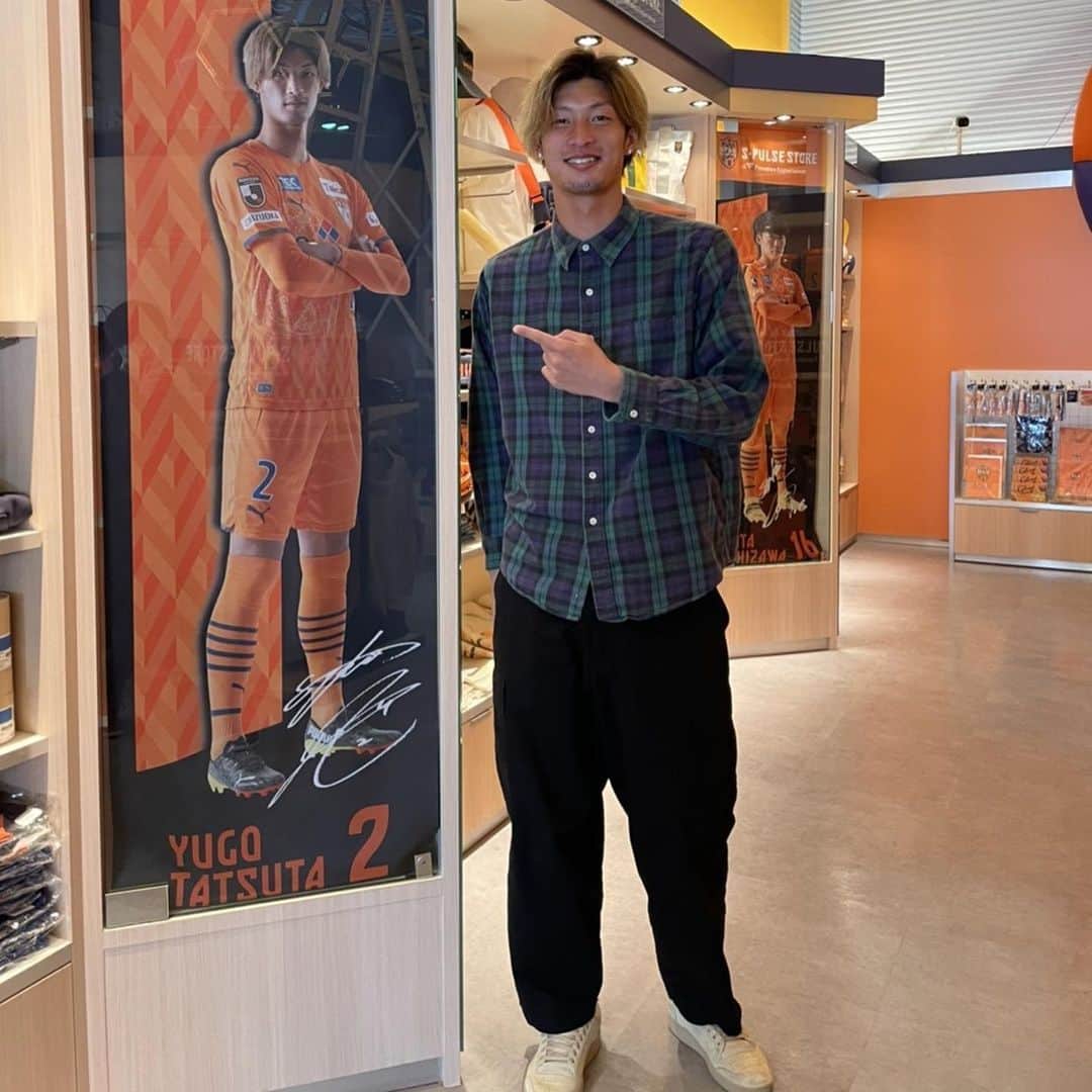立田悠悟さんのインスタグラム写真 - (立田悠悟Instagram)「皆さん！ 明日エスパルスストアがリニューアルオープンします！ 是非、足を運んでください！ あと、鈴木唯人くんのユニフォームが一番売れてるらしいですが… 2番もよろしくお願いします🥺」2月18日 21時38分 - yugo.tatuta
