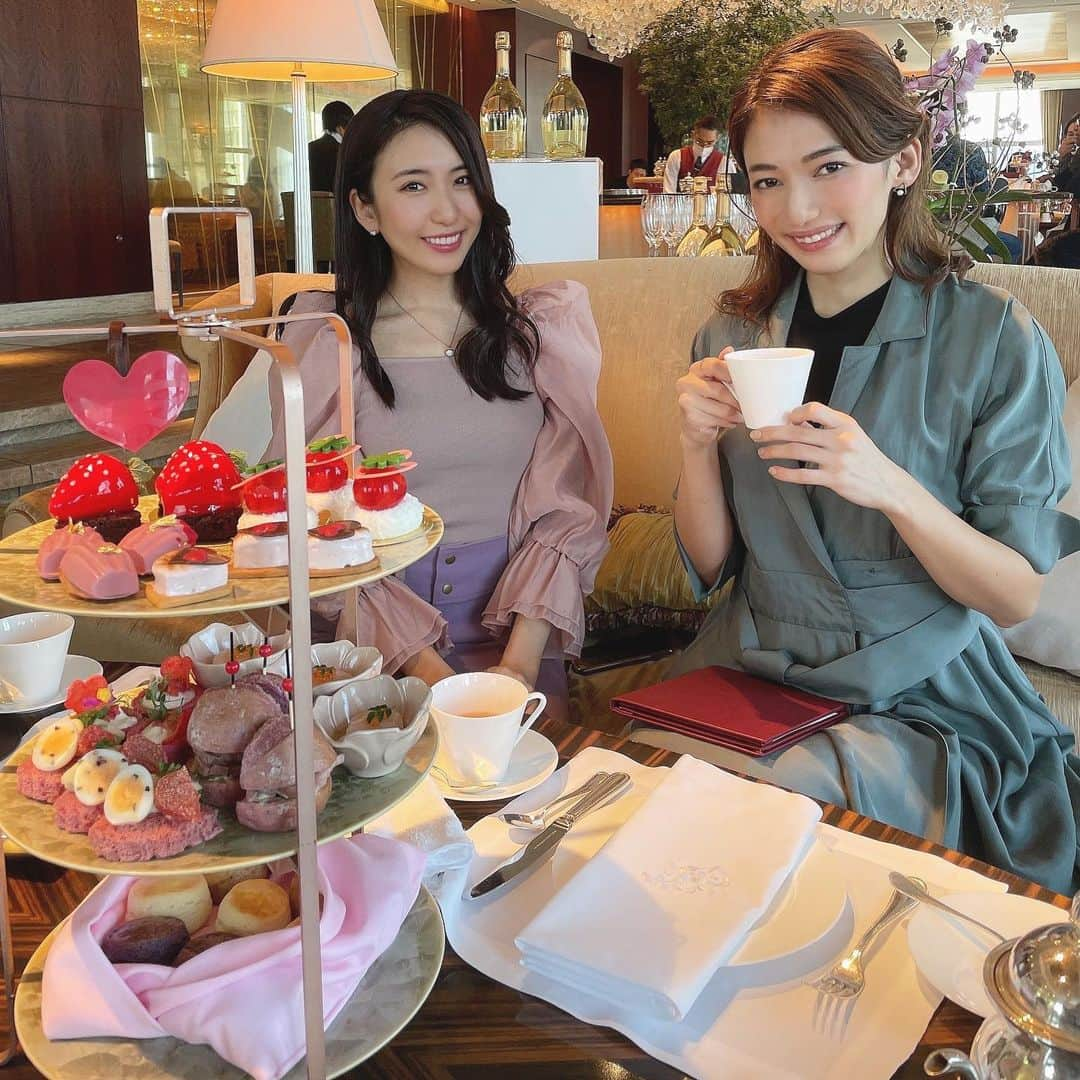 mimiさんのインスタグラム写真 - (mimiInstagram)「shangrilatokyo  Valentine afternoontea🍓  2月1日から14日までの バレンタインアフタヌーンティ♡ シャングリラは1年ぶり☺️✨ 苺ベースなバレンタインアフタヌーンは 苺好きにはたまらい☺️❣️ ・ #happyvalentinesday #Valentine #valentineday #afternoontea #valentineafternoontea  #シャングリラホテル東京  #シャングリラホテルアフタヌーンティー  #ロビーラウンジ #バレンタインアフタヌーンティー  #アフタヌーンティー  #甘党女子 #スイーツ好き #ホテルラウンジ #至福の時間 #女子力 #東京 #女子な時間 #可愛いものが好き #shangrilahoteltokyo #lobbylounge #afternoonteatime #mimiのオフ #mimiアフタヌーン」2月18日 21時39分 - chan.mi3