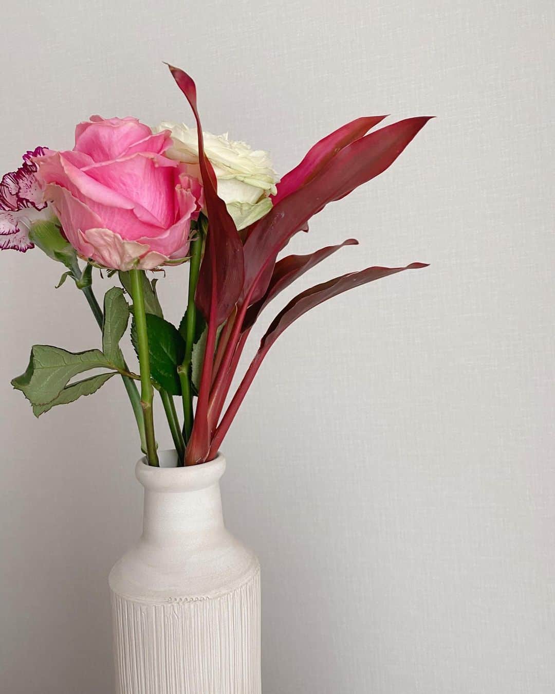梅澤美波さんのインスタグラム写真 - (梅澤美波Instagram)「_  先日お仕事で素敵なお花を頂きました。🌹  花瓶に入れてお部屋に~ 華やかになって 癒されます。かわいい！」2月18日 21時39分 - ume_minami.official