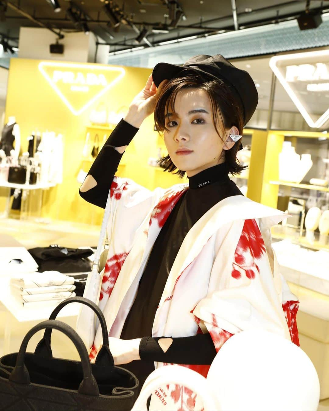 板垣李光人さんのインスタグラム写真 - (板垣李光人Instagram)「@prada pop-up store レディスは2/23まで ガウンのシルエットが堪らなくSUKI…  #PradaSymbols #PradaCleo #PradaSS21」2月18日 21時41分 - itagakirihito_official