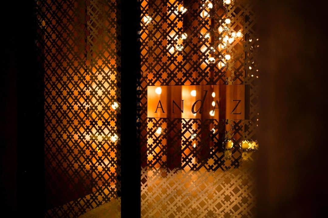 Andaz Tokyo アンダーズ 東京さんのインスタグラム写真 - (Andaz Tokyo アンダーズ 東京Instagram)「Your @andaztokyo journey begins here ✨ Seamlessly blending with the surroundings, sleek sliding doors open to a pathway of #edokiriko lamps guiding you to the elevator hall.   ようこそ ＠アンダーズ 東京 が織り成す旅の入り口へ✨ 美しいデザインのドアを通り抜けると、幻想的な照明の中、＠アンダーズ 東京の入り口であるエレベーターホールへと、みなさまをご案内いたします。   #MyWeekAtAndaz #andaztokyo #アンダーズ東京 #江戸切子 @tonychi_studio #tonychi #japanesedesign #luxuryhoteldesign #designerhotel」2月18日 21時47分 - andaztokyo