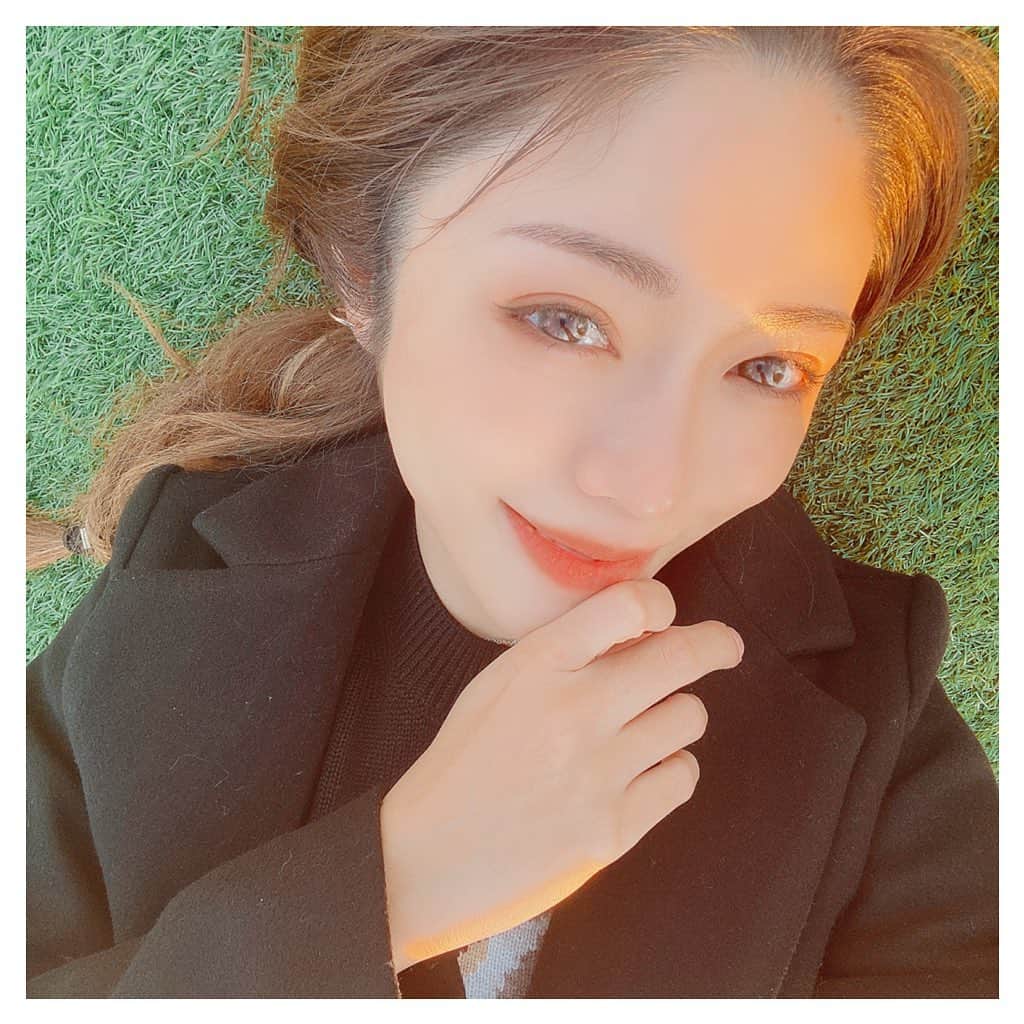 ARIKAのインスタグラム：「芝生でごろん🌱 . 自然いっぱいな所にいきたい〜 温泉、海外にも行きたい😢  昨年まで自分の好きな時に働いて 好きな時に休んで、遊んで 今の生活じゃ考えられない。。  また皆でパーッと遊べる日が来ますように❤️ . #自然 #芝生 #休日 #ごろごろ #夕陽 #旅行 #海外 #温泉 #workout #makeup #hair #me #girl #swag #l4l #love #selfie #bestoftheday #followme #dog #lovedogs #お洒落さんと繋がりたい」