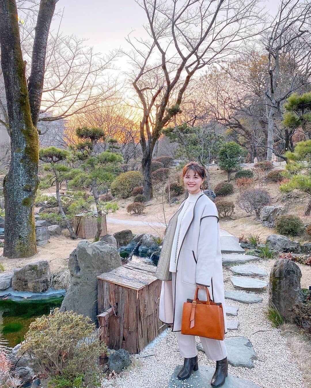 山崎春佳さんのインスタグラム写真 - (山崎春佳Instagram)「☕️🍃  先日、お姉ちゃんとよみうりランドの新施設 HANABIYORI に行ってきたよ💙 2020/10/31〜2021/2/28の期間でHANAあかりという イベントをしているんだけど、とっても綺麗だった！  推しポイントはここだけの限定のスタバが出店しているところ！あとは、新宿から25分で行けるところ☺︎  植物園や日本庭園があったり、花のプロジェクション マッピングが見られたり…綺麗な自然に触れられる スポット◎今月28日までだからぜひ😘  @hanabiyori8717  @yomiuriland   #me #tbt #sisters #nature #starbucks #teatime #flower #よみうりランド #よみラン#HANABIYORI #ハナビヨリ #HANAあかり #ハナあかり #スタバ #スターバックス #starbucks #カフェ巡り #花のある暮らし #植物園 #フラワーアレンジメント #カワウソ」2月18日 21時44分 - haruka_yamazaki