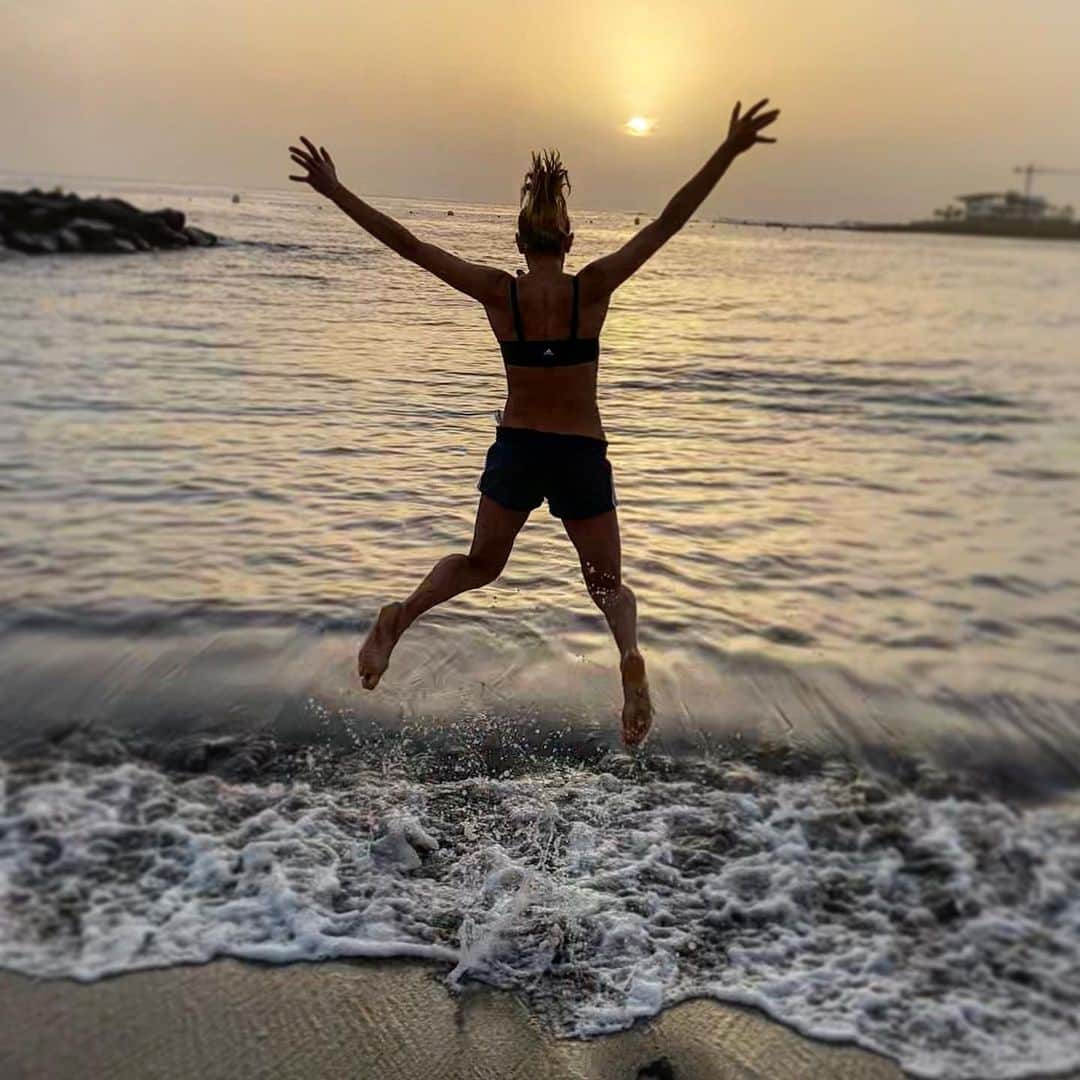 マルガレーテ・コズーフのインスタグラム：「And here it is 🌊 🌅 🌬.  Playing with the elements and becoming one with them 🥗 @protearts_j.augoustides 💜 . #trainingscamp #tenerife #beachvolleyball #elements #love」