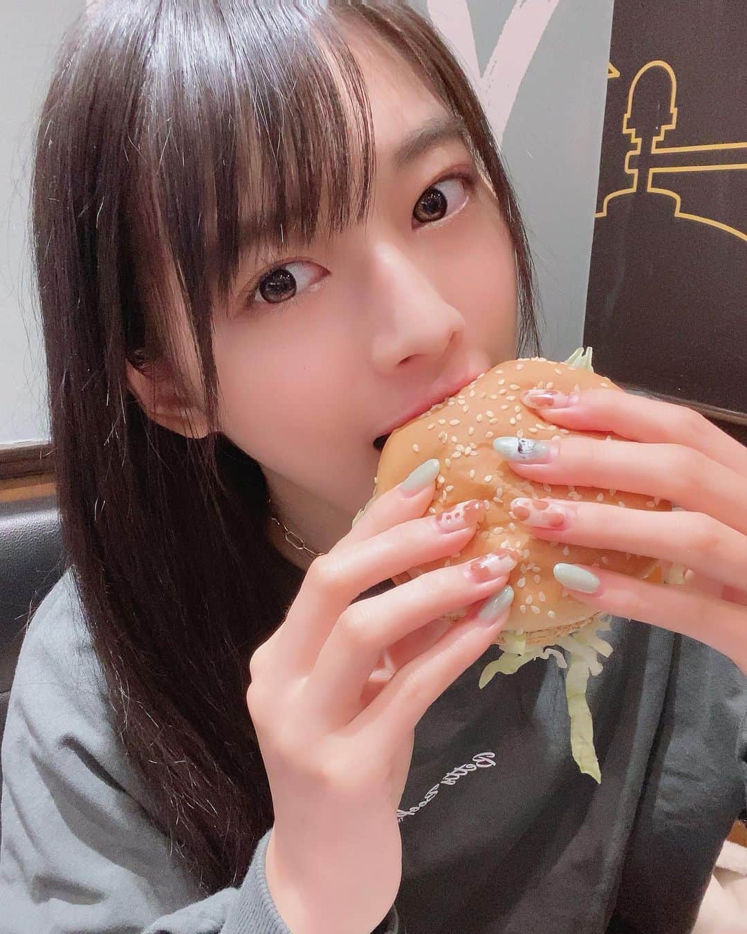 藤田いろはのインスタグラム：「ŧ‹"ŧ‹"(●´ㅂ`●)ŧ‹"ŧ‹"﻿ ﻿ ﻿ ﻿ ﻿ ﻿ ﻿ ﻿ ﻿ ﻿ ﻿ ﻿ ﻿ ﻿ ﻿ ﻿ ‪#藤田いろは#グラビア#gravure #japanesegirl #レースクイーン#tokyo  #l4l #aziangirl  #ビジョビ  #뷰티스타그램  #cosplay #黒髪ロング#팔로우#소통해요#셀스타그램#モデル #model #그라비아 #日本的 #ootd #マック #もぐもぐ #彼女感 #彼女とデートなうに使っていいよ　#🍔❤️」