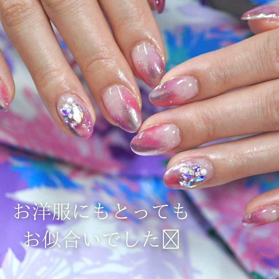 Riyo.Nailartistさんのインスタグラム写真 - (Riyo.NailartistInstagram)「春ネイルは透明感出したくなりますね💕 @leafgel_premium のシースルーシリーズは シロップみたいな透明感で 私のニュアンスアートには必須！！✨ . #132ルージュベリー  #k15プロメスフラグランス  . . RAMUSEで大人気の#オーダーネイルチップ　は ホットペッパービューティーからもご予約可能‼️ お日にちに余裕をもってまずはカウンセリングで デザイン等ご相談下さい！✨ 只今最短3日後でのお渡しが出来ます💓 . . . -------------------------- 大阪、梅田ジェルネイル 口コミランキング1位👑 全国フォトギャラリー1位👑 ご予約、詳細はこちら @ramuse.foryourbeauty ☎︎06-6136-8677 . 🌟LINE@でもご予約受付中🌟 LINE ID 【@bca6832z】 @マークも入れて検索！ -------------------------- . . #RAMUSEForYourBeauty#nail#nails#gelnail#ネイル#ジェルネイル#ネイルサロン大阪 　#冬ネイル #ネイルサンプル #ピンクネイル #タイダイネイル#セルフネイル　#ブライダルネイルチップ　#シンプルネイル　#ニュアンスネイル　#大理石ネイル #リーフジェル　#ピンクネイル　#ブライダルネイル #オーダーチップ販売　#ネイルチップ #春ネイル　#オーダーネイルチップ　#大阪　#リーフジェル　#結婚式ネイル　#プレ花嫁さんと繋がりたい」2月18日 21時51分 - riyo1621