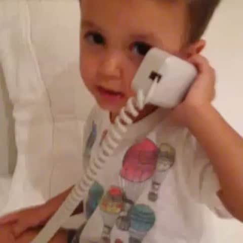 Eliana Michaelichin Bezerraのインスタグラム：「Seguraaaa essa FOFURA!!! Arthur com 1 ano de vida, muito inteligente, falante e agradecido sempre! Meus filhos, minha vida.O tempo voa! Te amo demais Tuco❤️ #TBT #fofura #truelove #amordemae #maedemenino #maedemenina #maededois #mariapassanafrente #deusconduz」