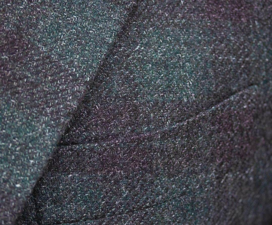 チェザーレ アットリーニさんのインスタグラム写真 - (チェザーレ アットリーニInstagram)「Live from our Casalnuovo sartoria, another handmade masterpiece.  90% Wool, 5% linen, 5% silk. Jacket single breasted 3 buttons, green background with dark gray checks.  Available in our E-BOUTIQUE, fall-winter jackets page www.cesareattolini.com   . . . #CesareAttolini  #TimelessElegance  #CesareAttoliniNapoli #Attolini #menstyle #menswear #tailor #tailored #bespoke #luxurwear #luxury #gentleman #madebyhand #monsieur #style #tailoring #craftsmanship #madeinitaly #sartorial #sartoria #brillaperilgusto #styleinspiration #jacket #sprezzatura #styleinspiration #dapper」2月18日 21時52分 - cesareattolininapoli