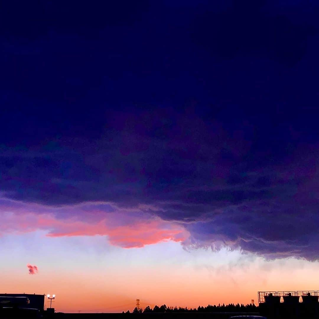 みんなのニュース「上を向いて歩こう」のインスタグラム：「雨雲と夕焼けのコラボ  #雨雲と夕日  #一期一会の空 #上を向いて  #一空一瞬 #夕焼け #夕焼け雲 #夕焼けの空 #空が好きな人と繋がりたい  #雲が好きな人と繋がりたい #夕焼けが好きな人と繋がりたい  #夕日 #夕陽 #黄昏  #黄昏時 #空が綺麗  #トワイライト #空のアート #夕方の空 #twilight #skyart」