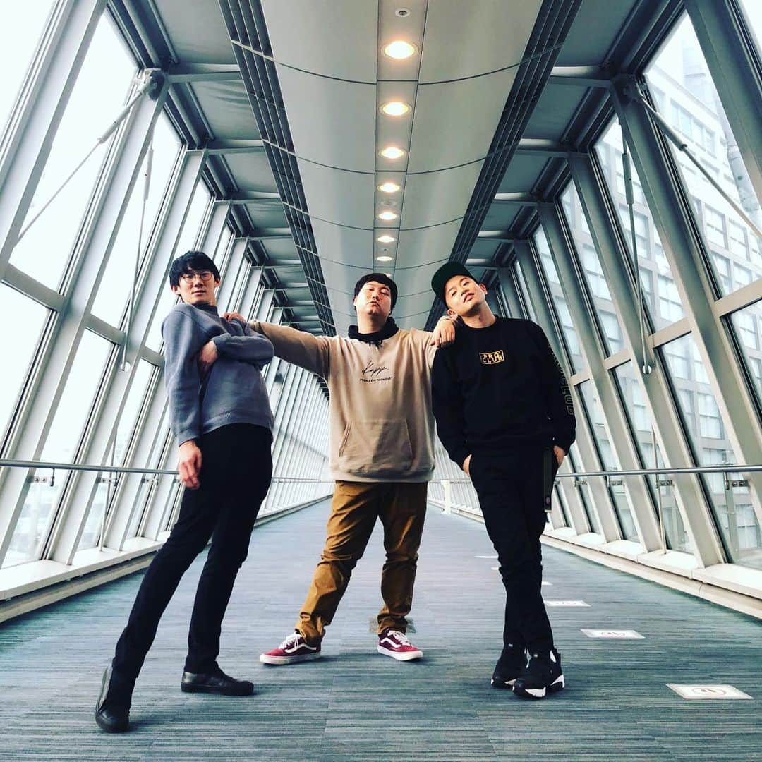 上田航平のインスタグラム：「東西コントでドン！ #ロングコートダディ#ゾフィー #とんぷう#スタイリッシュ #シティ派#このトリオでやるか #チェは奥にいる#また絶対にやりたいよねこれは絶対に絶対に絶対にいい」