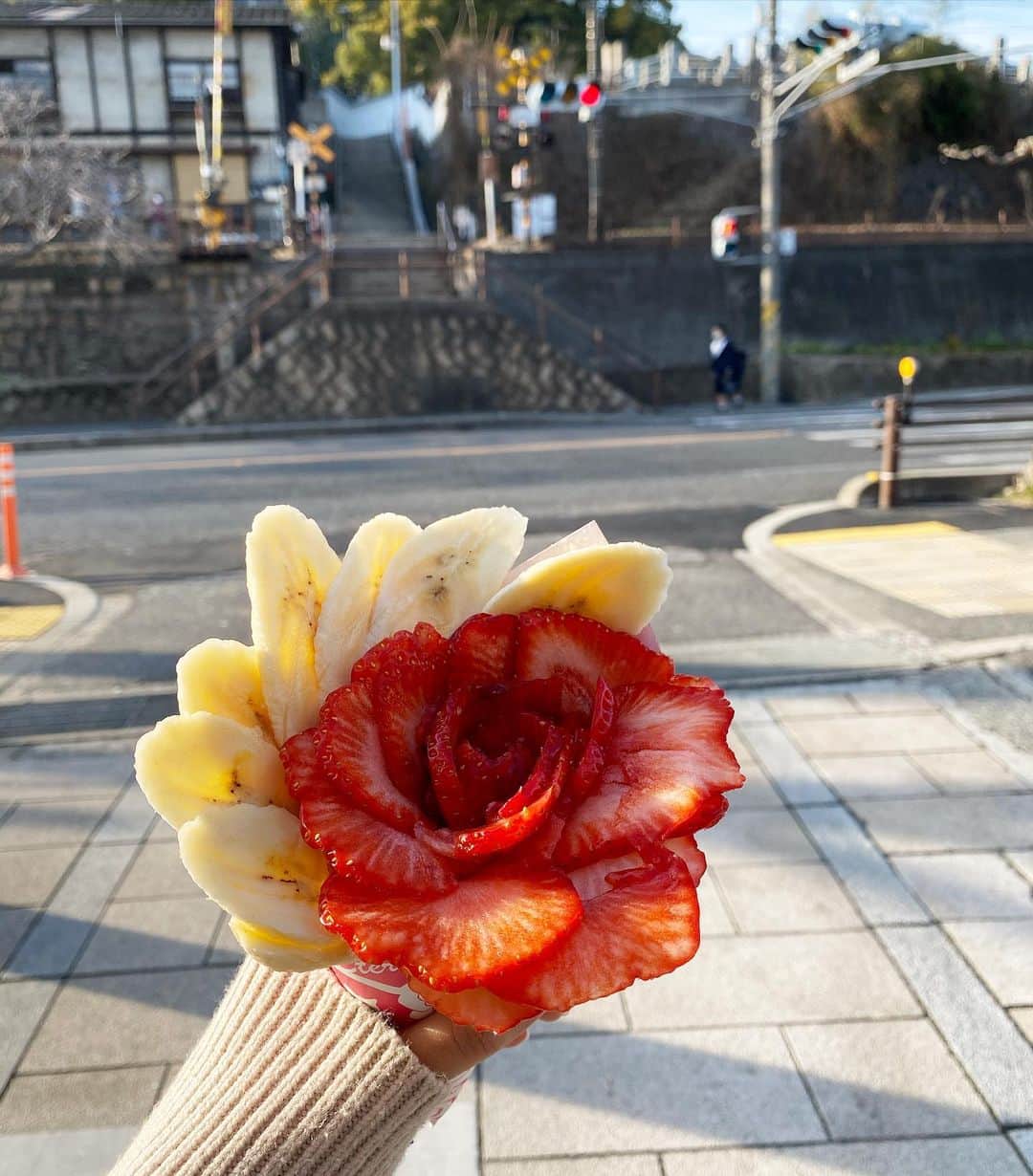 待鳥志織さんのインスタグラム写真 - (待鳥志織Instagram)「・ お花のクレープ🌼美味しかった！！ #エタニティ」2月18日 22時04分 - __.shiori_