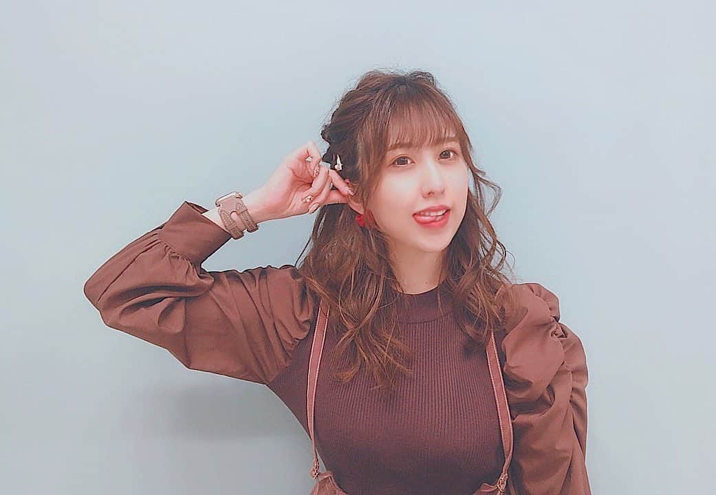 井上麗夢のインスタグラム：「🌕﻿ ﻿ ﻿ もう間も無く1000フォロワーいけるね🥰﻿ やっとだーー！うれしいね！﻿ ﻿ ﻿ 何かを発信できてるInstagramではないけど﻿ 何かになれるInstagramになれたらいいなー！﻿ ﻿ ﻿ ﻿ ﻿ もうすぐ3月の公演の稽古が始まりますっ﻿ 楽しみだなぁ、、﻿ ﻿ ﻿ ﻿ __________﻿ 【 #YouTube 】﻿ 毎週、金日更新﻿ ﻿ 女子が吐露する「とろトーク」﻿ ただ、お酒飲んで喋ってる﻿ 私たちが楽しいだけのチャンネルです🥰❤️﻿ ﻿ ﻿ プロフィールトップページからリンク飛べます🙆‍♀️❤️﻿ ﻿ 「とろチャンネル」﻿ で検索するとたくさんでてきちゃうから﻿ 大変かもしれないけど、、笑笑﻿ 見つけてチャンネル登録してもらえたら﻿ とってもうれしいなー！！﻿ ﻿ ﻿ お題のストックは50個以上！﻿ めちゃくちゃに喋り倒して﻿ 飲み倒します！！！！﻿ ﻿ __________﻿ ﻿ ﻿ ﻿ Twitter:@Remu_19﻿ ﻿ ﻿ ﻿ #カメラ女子 #カメラ女子部 #ipone #東京写真部 #写真部 #instagood  #clubhouse #olympuspen #写真好きな人と繋がりたい  #写真を撮るのが好きな人と繋がりたい  #カメラ好きな人と繋がりたい #カメラマン募集 #ファインダー越しの私の世界  #フィルター越しの私の世界 #ポートレート #ポートレートモデル #女優 #井上麗夢　#YouTube #ダイエット #写真集 #被写体モデル #被写体  #撮影会 #断捨離　#撮影会」