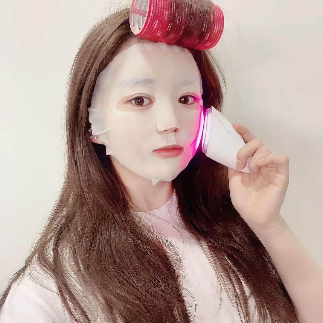 スヒョンのインスタグラム：「♥ 페이스팩토리 공구 오늘 자정 마감됩니다 🦾👧🏻🤳🏻 공구 기간 놓치고 후회하지 마시고 얼른 구매하세요 ! 이번 포스팅은 국내 드럭스토어에서 매일 품절이라는 #셀라이너 입니다 👏🏻 무게는 티셔츠보다 가볍고 면적은 넓어졌어요 ⠀⠀⠀⠀⠀⠀⠀⠀⠀⠀⠀⠀⠀⠀⠀ ‘셀라이너’는 LED 미세 전류로 피부 속 깊은 곳까지 제품 효과를 침투시켜주고 집에서도 간편하게 리프팅 효과를 줄 수 있어요❕ ⠀⠀⠀⠀⠀⠀⠀⠀⠀⠀⠀⠀⠀⠀⠀ 목, 팔, 다리 등 바디 겸용 가능 👶🏻💪🏻🦵🏻 ⠀⠀⠀⠀⠀⠀⠀⠀⠀⠀⠀⠀⠀⠀⠀ 화장품 좋은 거만 피부에 바른다고 해서 좋은 게 아니라 피부 속까지 흡수시켜줘야 한다는 거 알고 계시죠 ? ⠀⠀⠀⠀⠀⠀⠀⠀⠀⠀⠀⠀⠀⠀⠀ 마스크팩을 사용한 상태에서 사용하셔도 좋고 맨 얼굴에 원하는 효과의 화장품을 바른 후 사용하셔도 좋습니다 ✨ ⠀⠀⠀⠀⠀⠀⠀⠀⠀⠀⠀⠀⠀⠀⠀ 스킨케어할 때 #셀라이너 하고 화장하면 완전 잘 먹어서 중요한 날 꼭 필수로 사용하고 있어요 🥺 ⠀⠀⠀⠀⠀⠀⠀⠀⠀⠀⠀⠀⠀⠀⠀ 얼굴 라인 정리부터 피부 속 충전까지 3단계 LED 모드로 원하는 피부 고민에 따라 모드를 선택해서 사용하실 수 있어요 ! ⠀⠀⠀⠀⠀⠀⠀⠀⠀⠀⠀⠀⠀⠀⠀ ❤️ 레드 모드 : 피부 결 개선과 광채 충전 💙 블루 모드 : 피부 장벽 강화와 고민성 피부 개선 💜 퍼플 모드 : 복합 케어가 가능한 가장 센 단계 ⠀⠀⠀⠀⠀⠀⠀⠀⠀⠀⠀⠀⠀⠀⠀ 넓은 면적 더분에 바디 마사지도 가능하고 괄사 효과도 있어요 👼🏻 미세전류 덕분에 아침 탱탱 부은 얼굴에 쓱쓱 해주면 부종도 빠르게 가라앉아서 아침마다 붓는 무병님들께 더욱 추천해요 ⠀⠀⠀⠀⠀⠀⠀⠀⠀⠀⠀⠀⠀⠀⠀ 🎥 4번에 영상 함께 올렸습니다 ⠀⠀⠀⠀⠀⠀⠀⠀⠀⠀⠀⠀⠀⠀⠀ 제가 #페이스팩토리 를 좋아하는 이유는 과대광고, 허위 광고, 비싼 가격 거품 모두 없애고 소비자가 필요로 하는 기능만 ! 기능에 충실하고 효과에 집중해서 기기를 만들기 때문이에요 ⠀⠀⠀⠀⠀⠀⠀⠀⠀⠀⠀⠀⠀⠀⠀ 가격이 저렴하다고 해서 기능이 떨어지는 것도 아니고 욕심 없이 기능에 충실한 최고의 브랜드 🥇 놓치지 마세요 ! ⠀⠀⠀⠀⠀⠀⠀⠀⠀⠀⠀⠀⠀⠀⠀ ❶ 가격 #프로필링크 에서 확인하세요 💵💰💸 ⠀⠀⠀⠀⠀⠀⠀⠀⠀⠀⠀⠀⠀⠀⠀ ❷ 배송 모두 #무료배송 🚚🚛 모두 #익일출고 됩니다 ⠀⠀⠀⠀⠀⠀⠀⠀⠀⠀⠀⠀⠀⠀⠀ ❸ 질문 세척 방법은 뭔가요❔ : #필링기 는 사용 부위를 마른 휴지로 닦아주시면 됩니다. 하단 충전부와 손잡이 부분은 방수 기능이 없으니 사용 부위만 아주시고 #스킨부스터 또한 동일하게 마른 수건으로 닦아주시면 됩니다. #클렌저 는 전체 방수가 가능한 제품이며 브러쉬를 분리하여 따로 세척도 가능합니다 ⠀⠀⠀⠀⠀⠀⠀⠀⠀⠀⠀⠀⠀⠀⠀ 기계 1개로 가족들 다 같이 사용해도 될까요❔ :  피부 노폐물이 직접적으로 닿는 제품이기 때문에 위생적으로 굉장히 좋지 않습니다. 1인 1기계 사용 부탁드립니다 ⠀⠀⠀⠀⠀⠀⠀⠀⠀⠀⠀⠀⠀⠀⠀ 전류 자극이 있는 제품인데 일반인이 사용 가능한가요❔ : 전문가가 아닌 가정에서 간편하게 사용 가능한 정도의 전류이기 때문에 전혀 문제 없습니다. ⠀⠀⠀⠀⠀⠀⠀⠀⠀⠀⠀⠀⠀⠀⠀ ❹ AS • 제품 불량은 7일 이내 교환과 반품이 가능합니다. 30일 이내 무상 A/S가 가능하며 이후에는 유상으로 제품 A/S가 진행됩니다. • 따로 배터리를 구매하실 필요 없이 충전식으로 나온 제품이라 충전용 케이블이 함께 배송됩니다. ⠀⠀⠀⠀⠀⠀⠀⠀⠀⠀⠀⠀⠀⠀⠀ ﹆ 프로필 링크에서 구매하시고 놓치지 마세요 ﹆ 질문은 댓글에 남겨주세요 #친구태그 는 사랑입니다 ♥ #𝑱𝒂𝒏𝒈𝒔𝒖𝒉𝒚𝒖𝒏_공구」