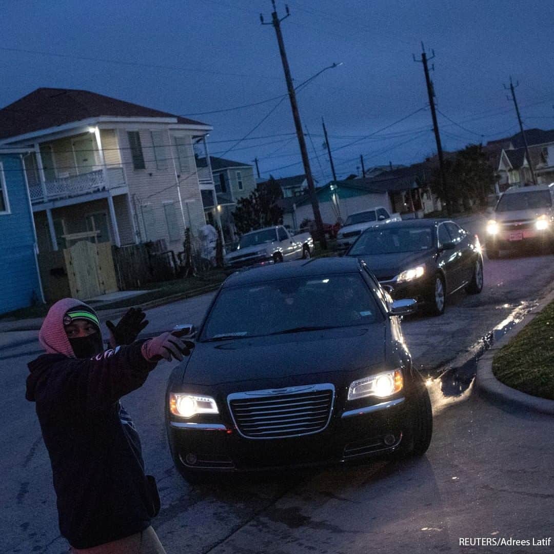 ABC Newsさんのインスタグラム写真 - (ABC NewsInstagram)「Residents line up in their vehicles to enter a warming center and shelter after record-breaking winter temperatures in Galveston, Texas.  #texas #storm #extremeweather」2月18日 22時00分 - abcnews