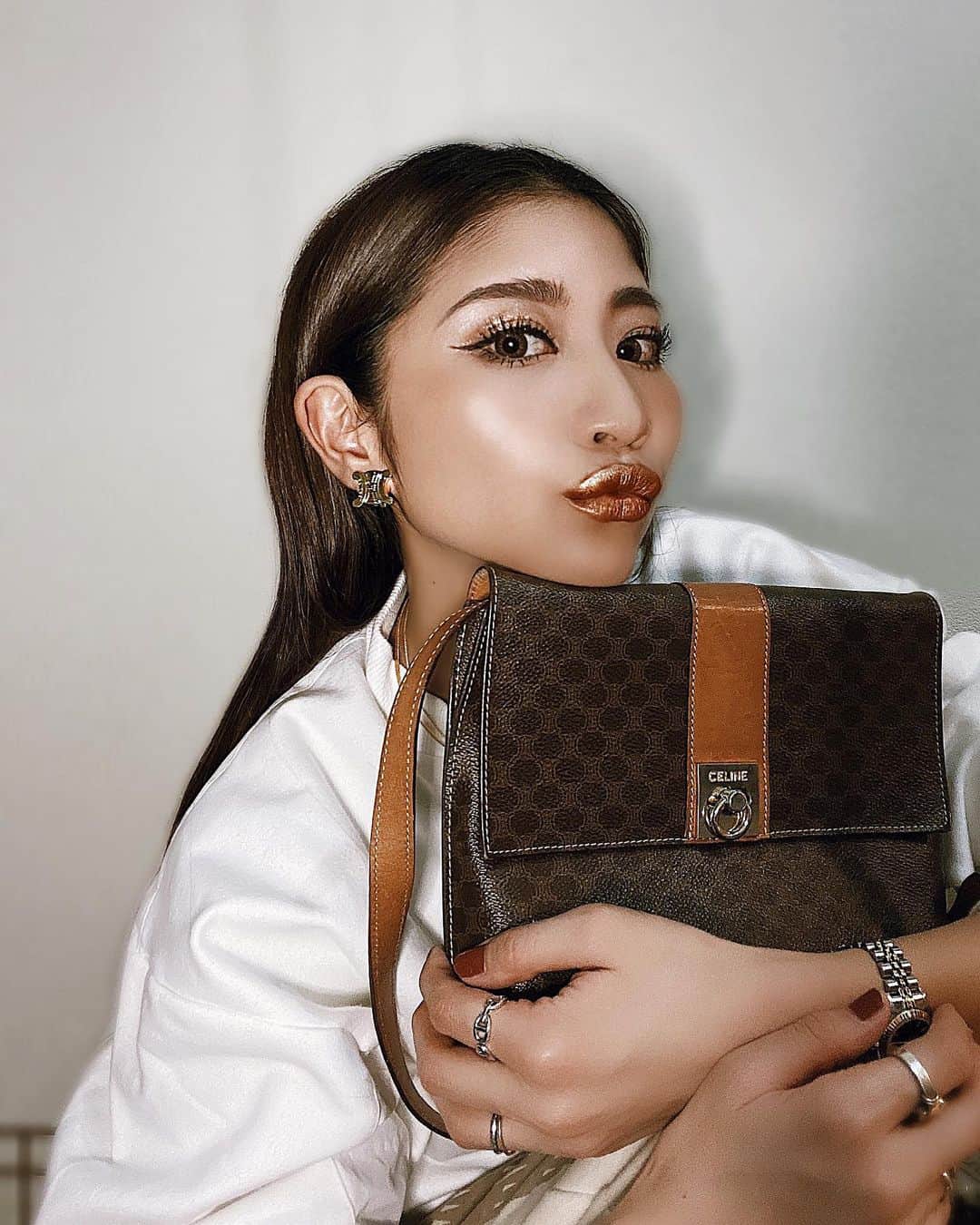 佐藤あずみのインスタグラム：「最近使ってるファンデがテカるじゃなく、つるつるりんのーツヤッ✨で嬉しいですねぇ❤  あとDMで良く来るのですが、まつエクじゃなくて自まつ毛でございます！  ビューラー急いでやるとカックンってなる😂ズボラです🧏🏽‍♀️」