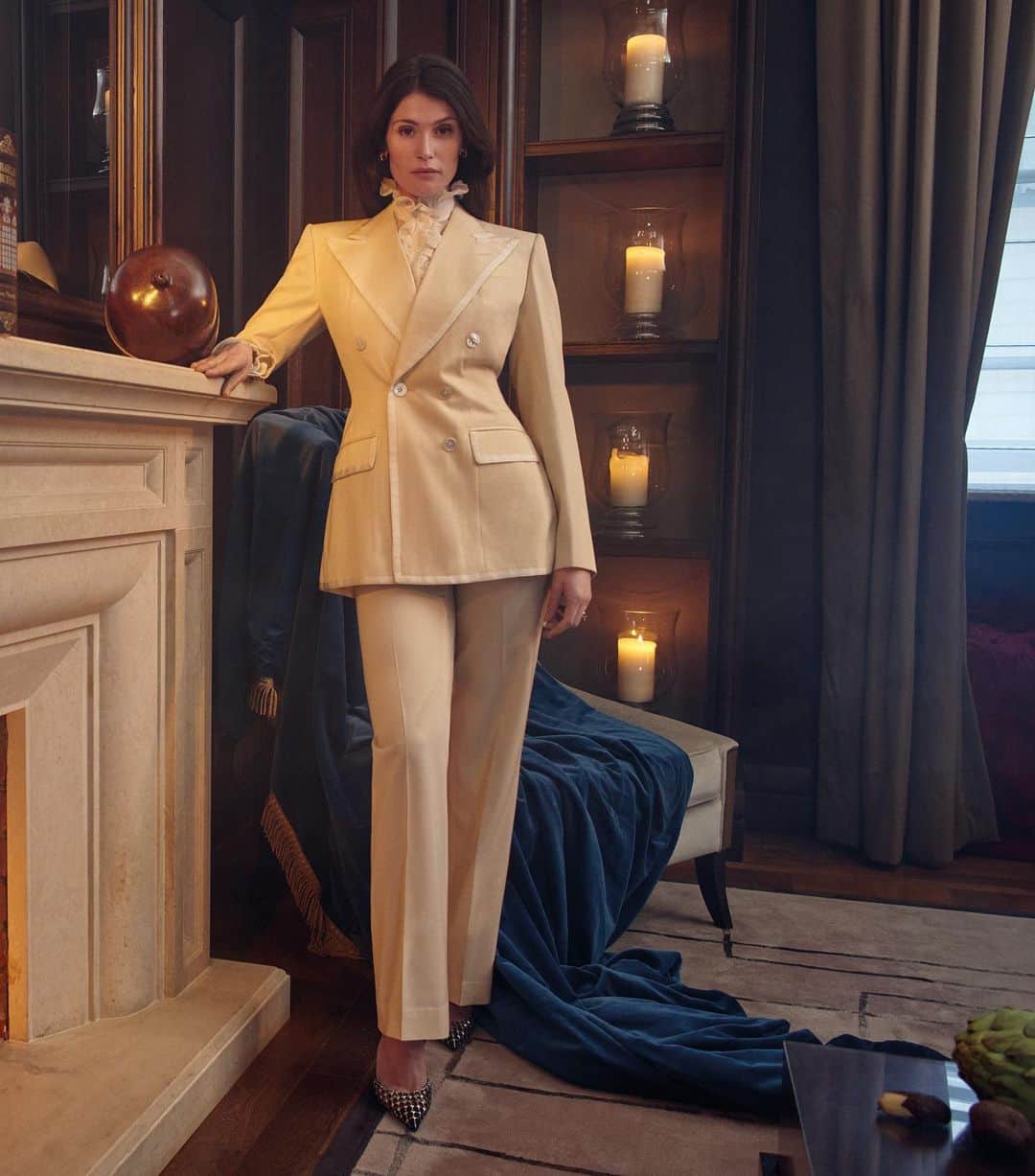 のインスタグラム：「Gemma Arterton wears our bespoke cream gabardine double-breasted suit with grosgrain edge tapes in the latest issue of @therake. . Our bespoke workshop is working as usual, do get in touch with any bespoke or made-to-measure inquiries and we’ll be happy to help you. #EdwardSexton #BespokeTailoring」