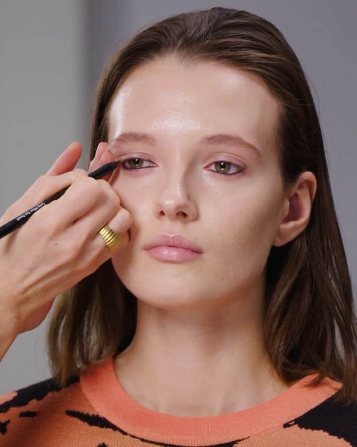 Fashion Weekのインスタグラム：「Recreate the beauty look from @UllaJohnson's Fall/Winter 2021 collection with the help of @thewallgroup makeup artist @romyglow using products from @bobbibrown. Watch the full tutorial later at 9am EST on nyfw.com」