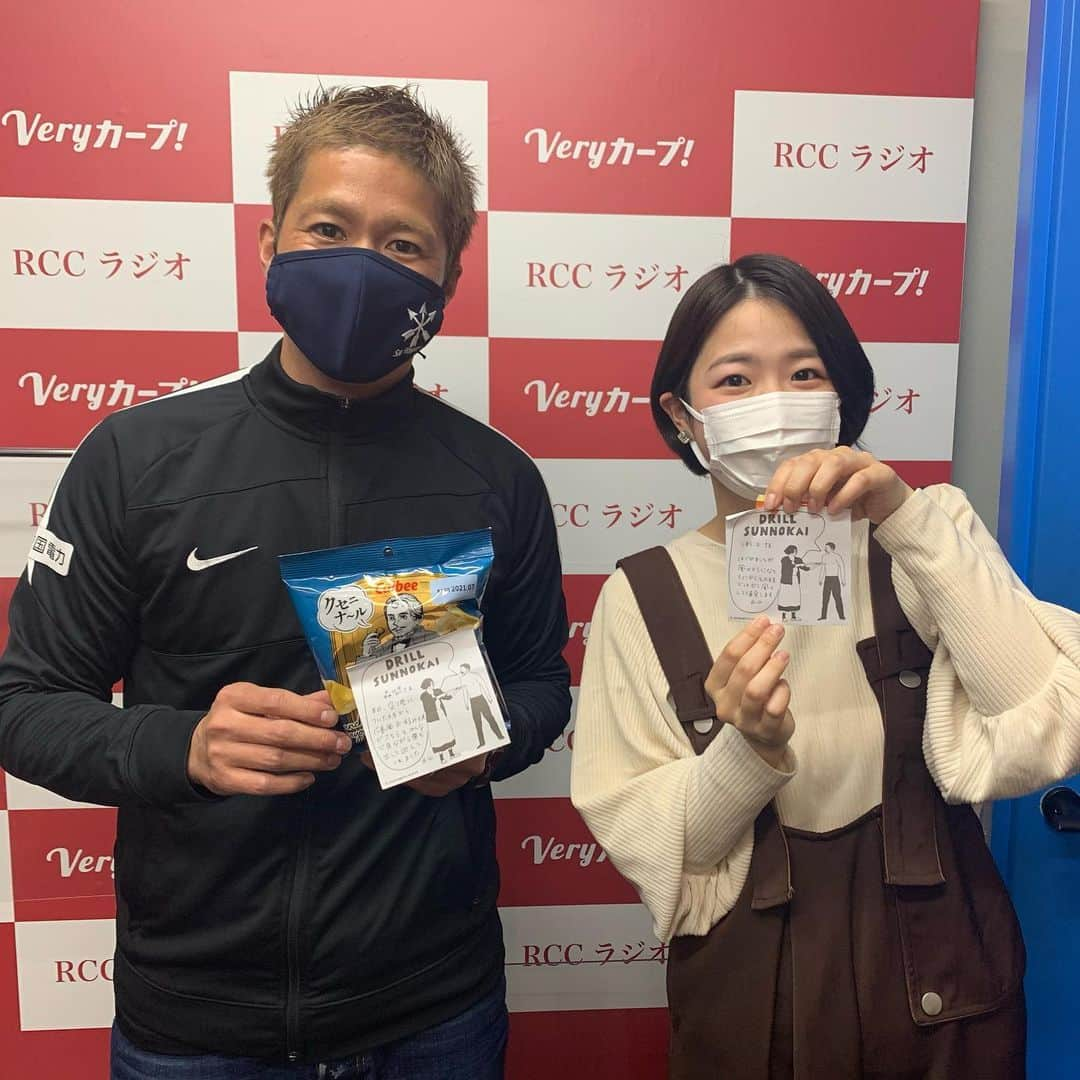 渕上沙紀さんのインスタグラム写真 - (渕上沙紀Instagram)「年に一度のこの季節⚽️ スポ魂の日！ なんと！スタジオに元サッカー選手の丸山桂里奈さんがスペシャルゲストで来てくださいました😆✨✨ 情熱サンフレッチェの特番ロケ終わりに寄ってくださったとのこと。めちゃくちゃ楽しかった！！ メッセージ付きのお菓子もいただき、宝物にします。 #スポ魂 #石田アナの代打 #サンフレッチェ #森崎浩司　アンバサダーと #丸山桂里奈　さん」2月18日 22時02分 - saki_fuchigami