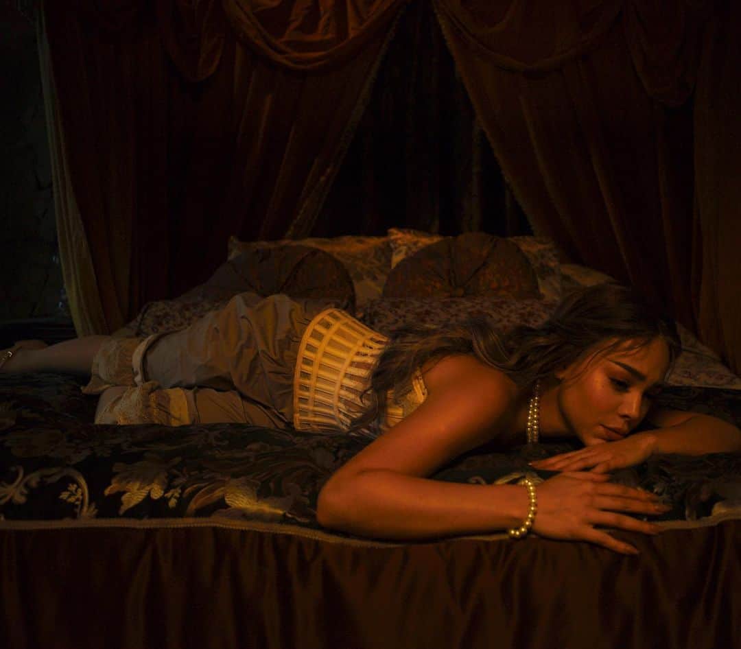 Danna Paolaのインスタグラム：「#AmorOrdinario este videoclip es más que mágico, todo lo que visualicé hecho realidad, una mini película de 3 minutos y 32 segundos lleno de drama a lo Romeo y Julieta con un ambiente teatral perfecto. Justo lo que necesitaba... gracias mi @charlienelsonm por una vez más realizar este sueño conmigo! Gracias a cada uno que hizo posible este videoclip, sigo muy emocional, y se me eriza la piel cada vez que lo veo... ♥️♥️♥️espero lo disfruten tanto como yo... y le sigan dando mucho más amor del que ya le están dando!!!  Reminder ☝🏻 una de mis inspiraciones principales de esta canción es esta frase:  - “ Nunca Ames a alguien que te haga sentir ordinario”.」