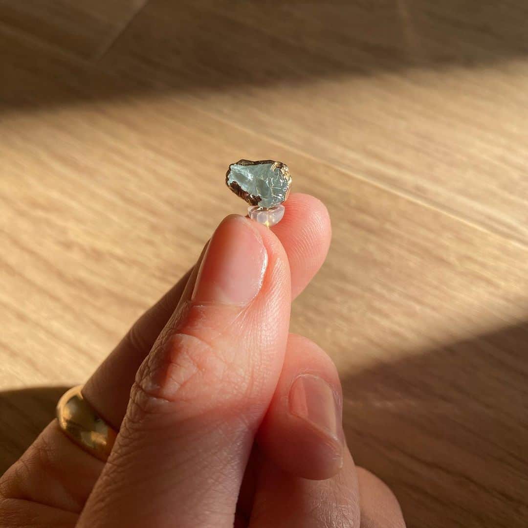 長澤メイのインスタグラム：「小学生の頃から 天然石は宝物として集めてた💎✨  綺麗だな〜ってずーっと 見ちゃう☺️  12種類の天然石のピアス @preek_official   誕生日石を選ぶのもあり 好きな石を選ぶのもあり  石は出会いだから ピンとくるのを 選ぶ💫✨」