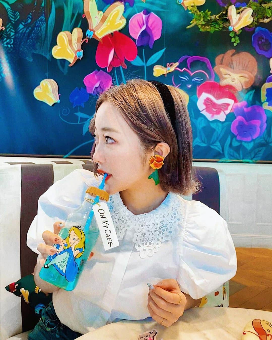 のインスタグラム：「👓🐥🌈﻿ ﻿ ﻿ #オーマイカフェ ﻿ 『Disney Alice in wonderland』﻿ with strange animals﻿ ﻿ につけていった﻿ #アコモデ (@accommode )の フラワーイヤリング🌷❤︎﻿ ﻿ ﻿ #不思議の国のアリス に出てくる﻿ フラワーをモチーフにした﻿ 刺繍のイヤリングなの💐﻿ 久々につけてみたよーっ😍💕💕﻿ ﻿ やっぱりこれかわいいわ🥺🌷﻿ 買っておいてよかった😌💐﻿ ﻿ ﻿ ﻿ ﻿ ﻿ そして！﻿ DMでもらっていた、﻿ グラスバード自分で作れましたか？の質問✏️﻿ ﻿ その時の様子を撮っていたので﻿ ぜひ2枚目の動画みてみて🤣❤️❤️﻿ ﻿ ﻿ マイペース極めている私に﻿ 痺れを切らした妹(@nakajima_natsuki )が﻿ 怒りの追い上げパワーで完成させました🤣💥笑﻿ ﻿ 𓂃 𓈒𓏸 ‎𓂃 𓈒𓏸 ‎𓂃 𓈒𓏸 ‎𓂃 𓈒𓏸 ‎𓂃 𓈒﻿ #disneysisters_jp#中島姉妹﻿」