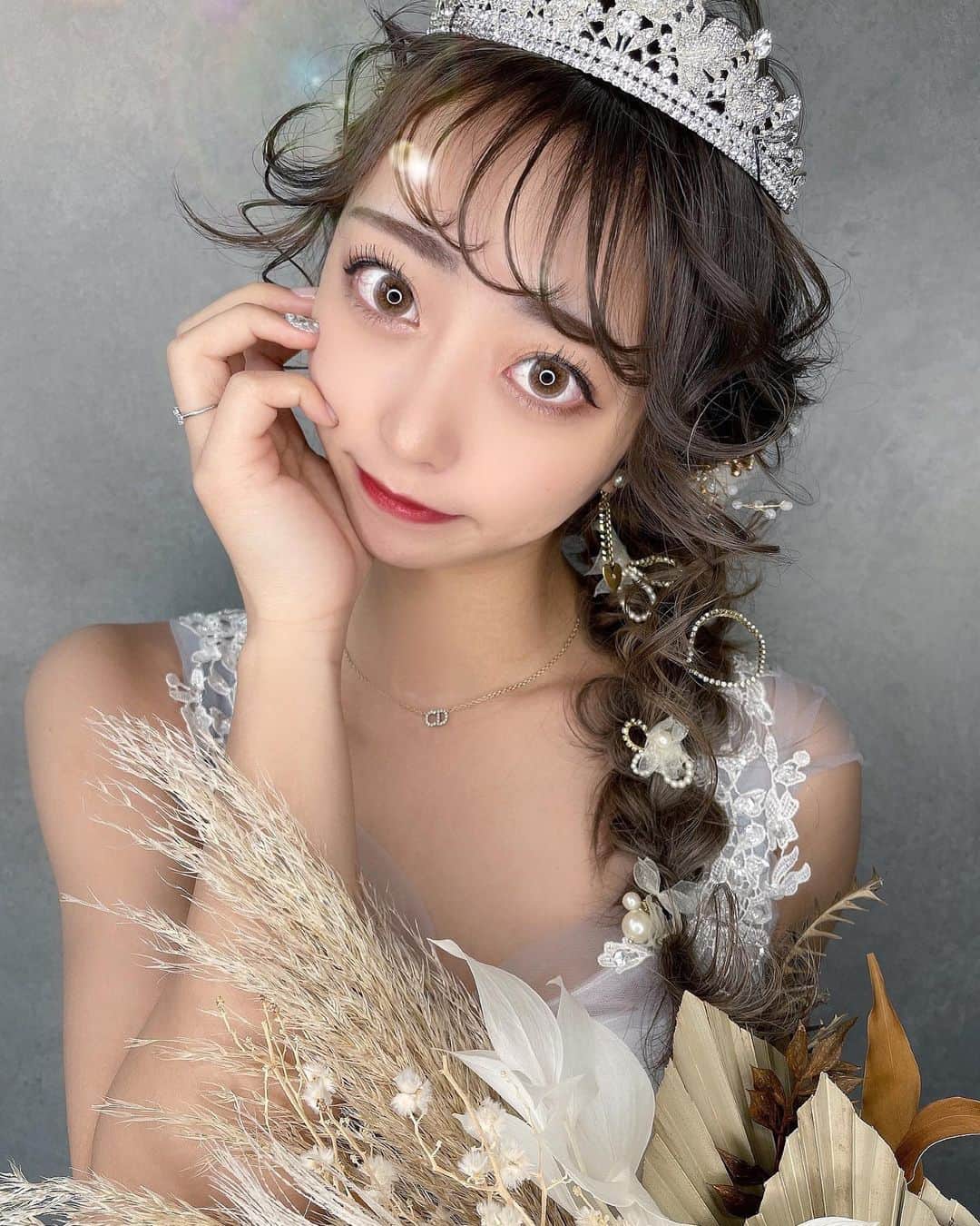 堀井大輔のインスタグラム：「・ ・ ホリージョ様💃 ・ モデル @__.ankoromochi.__  ・ 現在160名 230スタイル以上 依頼受けてきました。 大好評に伴い、クラウンヘアー内に フォトブース作ります。 そのため3/9~3/19、ホリージョ撮影お休み致します。 (美容院は営業致してます‪✂︎‬✨) 技術だけ、衣装だけ、アクセサリーだけ ではなく、空間もさらに進化させて さらにホリージョ様に満足してもらえる作品提供できるよう 全て120%で行います。 3/20~、ウェディングドレス6着 ブーケ4点、ヘアアクセサリー8点以上 新たにレンタル可能になります。 ・ ホリージョ撮影依頼はDMから受付致してます。 一般の方、撮影初めてでポージングできないって方も 撮影は、全てこちらで 頭の角度、手の位置、ブーケの持ち方 指示してますので ぜひ興味のある方はご依頼ください☺️ ・ ・ #クラウンヘアー#天白区#名古屋 #名古屋美容師 #美容師 #ヘアセット#セット#ヘアアレンジ #プレ花嫁 #作品撮り #ウェディングドレス #ホリーマジック #ホリージョ撮影 #ホリージョ #2021秋婚 #2021春婚 #2021夏婚 #全国のプレ花嫁さんと繋がりたい #ウェディングニュース #コテ巻き #巻き髪 #ゼクシィ2021 #アップスタイル #まとめ髪 #おだんご #編みおろし #Dressy花嫁 #プラコレ ￼ 	◦」