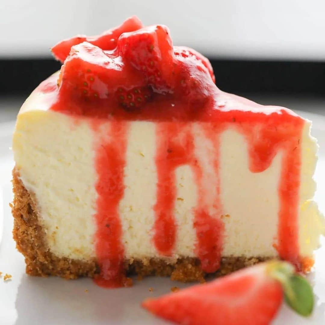 Cesar Gonzalez Cocineroのインスタグラム：「Cheesecake con Fresas 🍓  Ingredientes Base: 225 g (8 oz) de Galleta Vainilla o dulce, triturada ½ taza + 1 cda de Mantequilla fría, sin sal, cortada en trozos pequeños ⅓ de taza de Azúcar morena o blanca  Relleno: 675 g (3 paquetes de 8 oz) de Queso Crema, a temperatura ambiente 1 ¼ de taza de Azúcar 1 cda de jugo de Limón  2 cdtas de extracto de Vainilla Una pizca de Sal 2 ¼ cdas de Harina todo uso 4 Huevos grandes  Cubierta: 1 Kg (2 lb/ 4 oz) de Fresas enteras, limpias y lavadas ¾ de taza de Mermelada de Fresas  Preparación:  Base: -Precalienta el horno a 350ºF/ 180ºC. -Envuelve por el exterior con papel encerado un molde redondo, desarmable de 25 cm. (10 pulgadas) de diámetro. -Coloca en la procesadora las Galletas con la Mantequilla y el Azúcar.  -Procesa hasta que se forme una masa. Presiona la mezcla en el fondo y parte de los costados. -Hornea por 10 minutos. Retira del horno y enfría sobre una rejilla.  Relleno: -Coloca el Queso Crema en la batidora y bate con el Azúcar, Jugo de Limón, Vainilla y Sal, hasta que la mezcla esté suave. -Agrega la Harina y sigue batiendo. Incorpora los Huevos y bate hasta mezclar. -Vierte la mezcla en el molde preparado. Lleva al horno cocinar aproximadamente 55 minutos, hasta que los bordes estén ligeramente inflados y cuarteados, el centro tiembla ligeramente al mover el molde y tiene manchas marrones en la superficie. -Retira del horno, enfría 10 minutos sobre una rejilla.  -Enfría y despega de los bordes con un cuchillo. Lleva al refrigerador y enfría 2 horas.  Cubierta: -Al día siguiente, desmolda y acomoda las Fresas encima del Cheesecake. -Coloca la Mermelada en una olla pequeña a fuego medio hasta que se derrita. Al final, decora.  No olviden compartir en tus historias y mencionarme @co_cinero @cesarcocinero 😁」