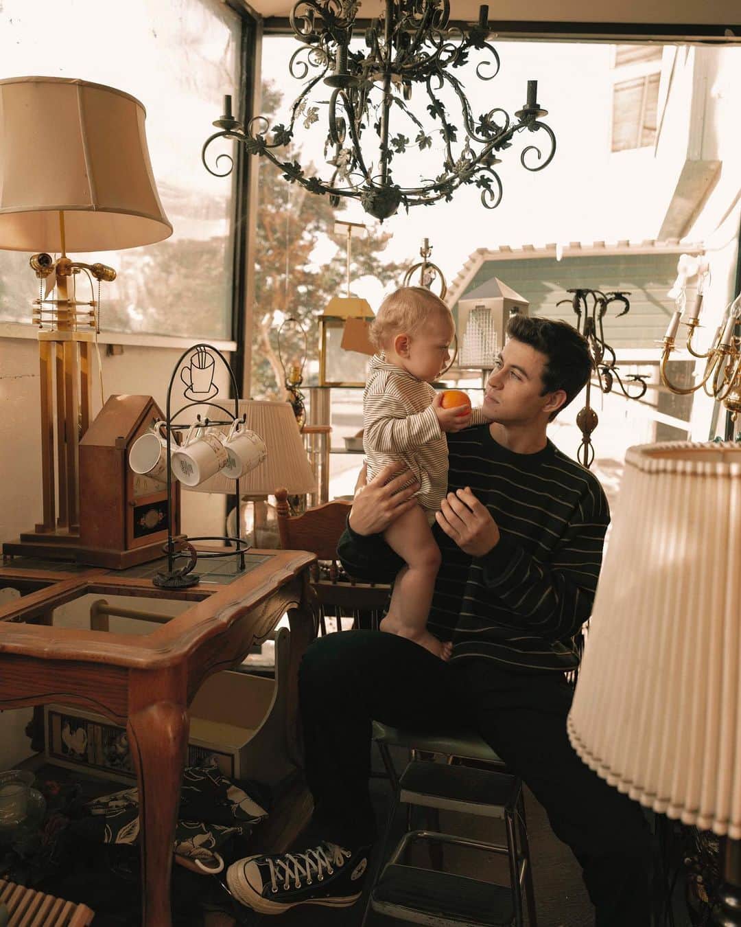 ナッシュ・グリアのインスタグラム：「Thrifting with Malakai - he loved the fake fruits #tbt 🍊」