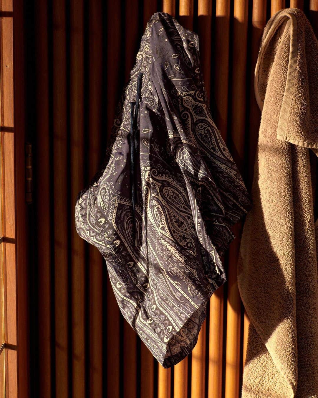 MR PORTERのインスタグラム：「For many of us it's still rather chilly. But, all this talk of Miami is getting us dreaming of hotter climes - even if there is still a foot of snow on the ground. With that, we'd like to introduce you to the Sun Shop—MR PORTER's edit of warm weather essentials. Head to the link in bio to discover all our newest sunshiney arrivals - just don't forget your sunscreen. #MRPORTERSunShop」