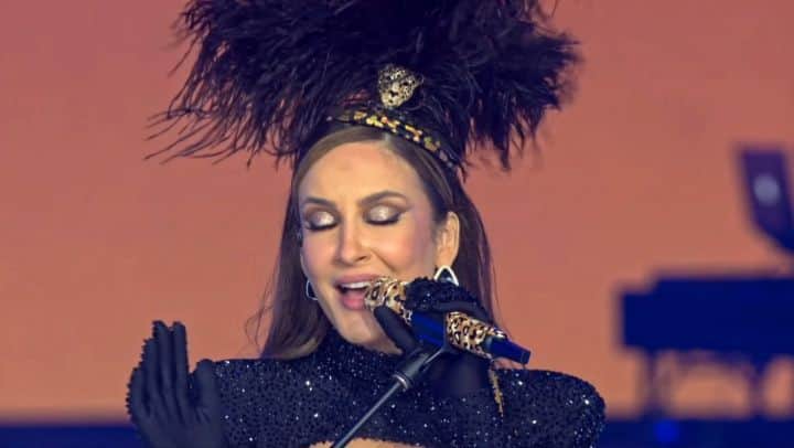 Claudia Leitteのインスタグラム：「Sexta que vem, 26 de fevereiro, farei um lançamento muito especial pra mim: "agradece", com meus parceiros do @natirutsoficial. É uma mensagem em forma de música pro seu coração, pra sua alma. Esse corte do momento do anúncio na live é pra te lembrar se fazer o pre-save e o link ta aqui na bio 🌻😉 #agradece」