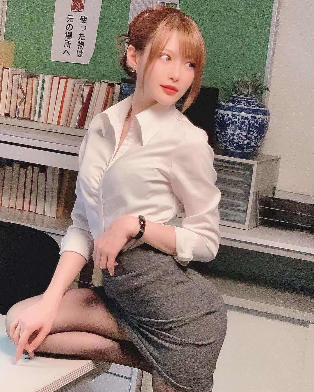 相沢みなみさんのインスタグラム写真 - (相沢みなみInstagram)「Office Lady🗃 . #相沢みなみ  #おはようございます  #今日も丁寧に過ごしましょう」2月19日 7時41分 - epoint2016