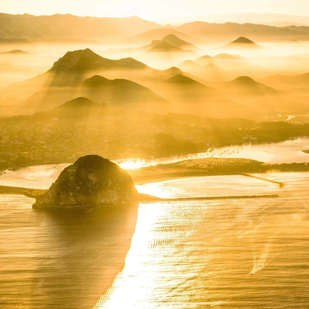クリス・バーカードのインスタグラム：「Backlit or Frontlit? Does the suggestive nature of Silhouettes move or inspire you? Although it can at times be an overused technique in photography I still love the mysterious nature of a good silhouette. There is a purity to just seeing the form, shape or  suggestiveness of a subject instead of every detail. There is a sense of anonymity created and most importantly a timelessness in photographs that are backlit in nature.」