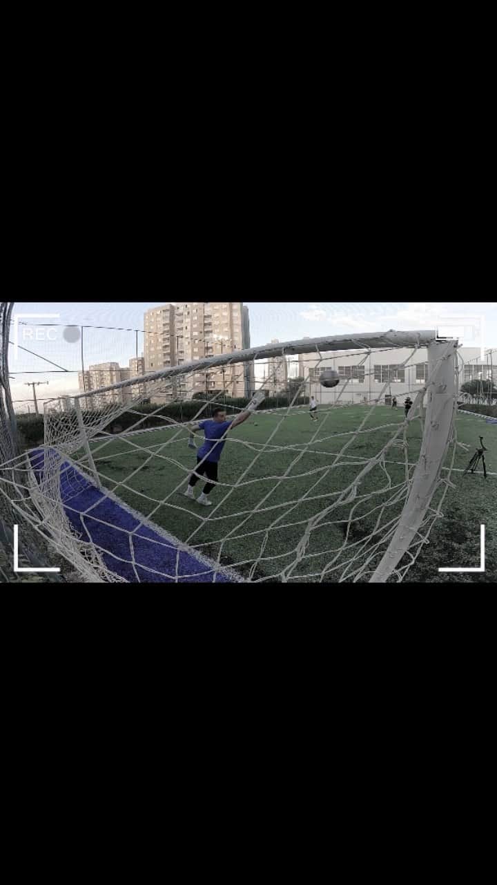 アレッサンドロ・ローザ・ヴィエイラのインスタグラム：「LINK NO STORIES-   Tem vídeo novo no @canal_falcao12   @enzo12mendes x F12 - Disputa de pai e filho!  O que deu?   @goleiroflamarion21」