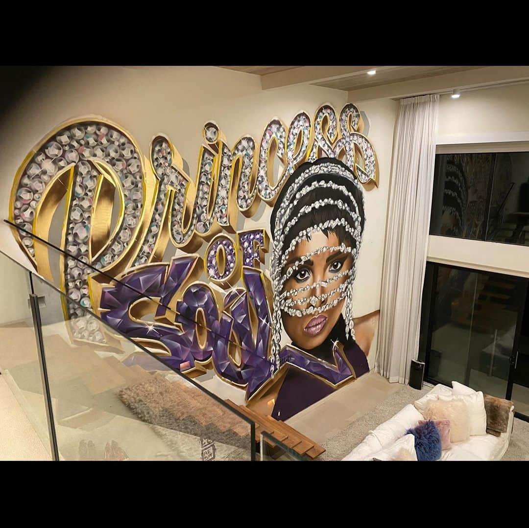 ジェニファー・ハドソンさんのインスタグラム写真 - (ジェニファー・ハドソンInstagram)「While, I’ve been over here having murals made , I never woulda guessed someone was making one of me  #staggelementary  wow thank u.  This made me want to share all of mine with u team jhud ! I love art !」2月19日 7時47分 - iamjhud