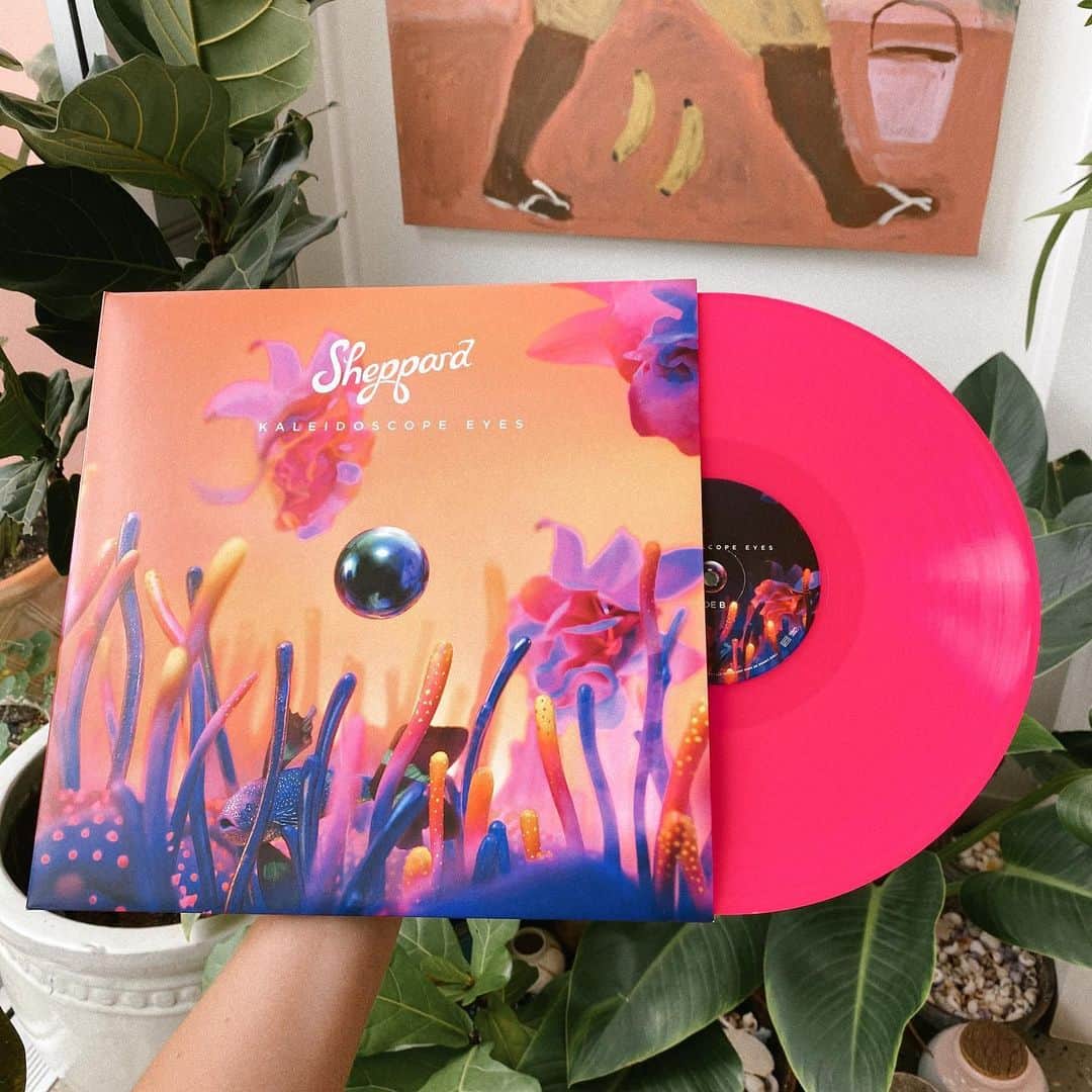 シェパードのインスタグラム：「Look at what we have in our hands 😻 only 1 more week until we release ‘Kaleidoscope Eyes’ 🤘🏼 there’s still time to pre-order the album from link in bio x」