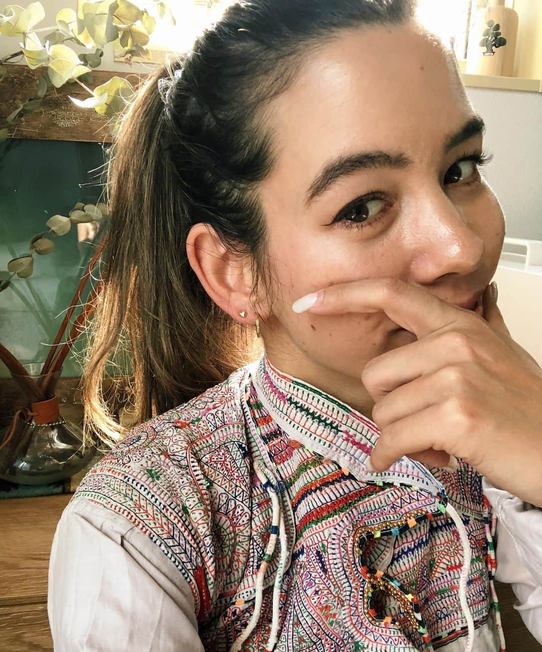 Rika Vanessaさんのインスタグラム写真 - (Rika VanessaInstagram)「💜💜💜 ・ @erama._atelier のハートピアスが お気に入りアクセに仲間入り💜💜 ・ いつも付けてる輪っかと合わせてるけど 両耳にハートだけも 可愛いんだ〜☺️💕 ・ ・ ラバリ族のラバリジャケットは 長年古着屋さんに行っては 探してたもの。 やっと見つけたんだ🥰 本当に刺繍と形が美しい！ ・ ・  "私は愛をこめて微笑む。 絶望的に淋しかったけれど、 心からみちたりていた。" ・ ・ #erama #ラバリ　#ラバリジャケット」2月19日 7時47分 - rikavanessa._