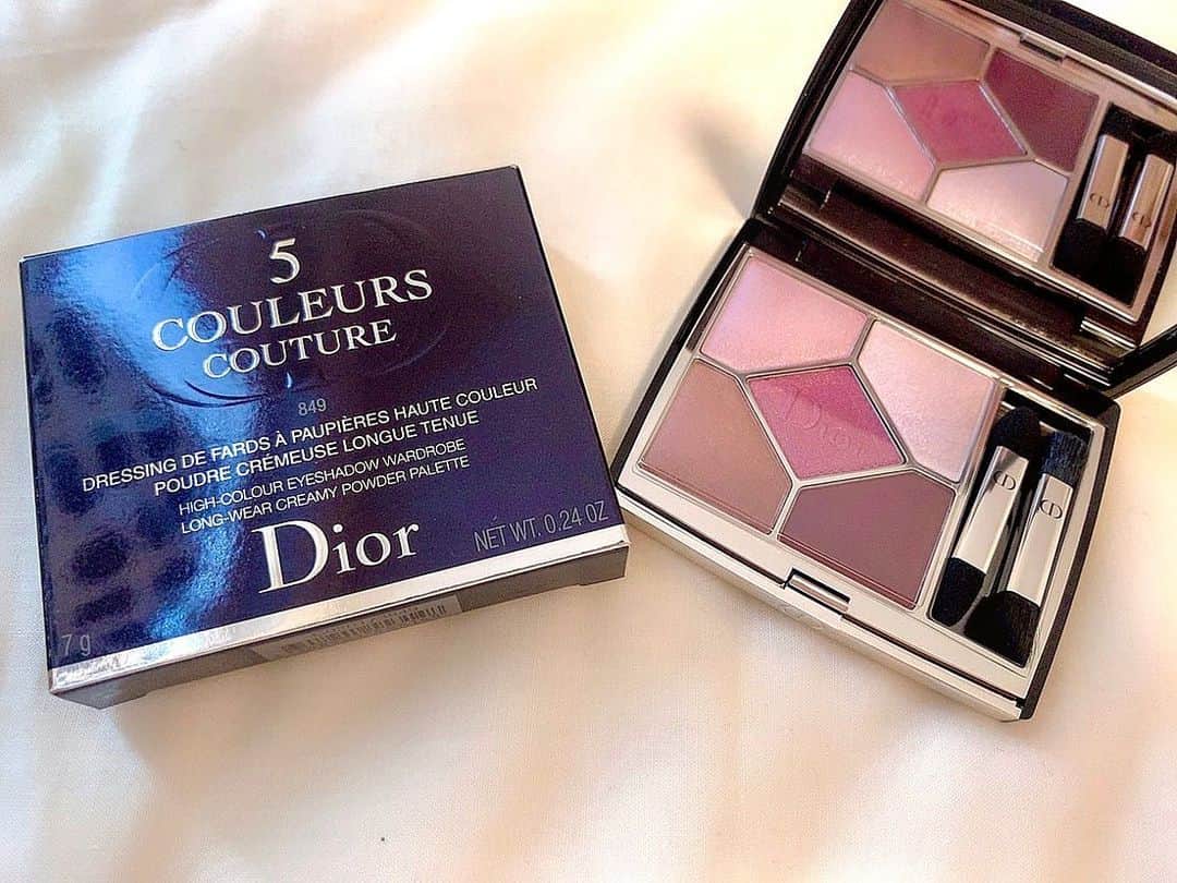 のインスタグラム：「❀ ┈┈┈┈┈┈┈┈┈┈┈┈┈┈┈﻿ 🌸Dior﻿ サンククルール クチュール﻿ 849  PINK SAKURA ﻿ ┈┈┈┈┈┈┈┈┈┈┈┈┈┈┈ ❀ ﻿ ﻿ よりキメ細かい粉質とクリーミーな﻿ 生質感パウダーで、﻿ ふわっと軽いつけ心地で﻿ つけた瞬間に春感がぐっと増します🥺✨﻿ ﻿ 私は、パーソナルカラーが﻿ ブルベウィンターなのですが、﻿ イエベでも、THE!ピンク系というよりは﻿ わずかに霞みがかったような繊細なすみれ色風味﻿ なので、深みがあり、どんな方にも﻿ 使いやすいカラーです𓃱✿﻿  ﻿ ﻿ リニューアルされて、﻿ 粉質がしっとり寄りに変化した為、﻿ 発色やアイシャドウノリが、﻿ とっても良い♡﻿ ﻿ ﻿ #dior﻿ #make﻿ #dioreyeshadow﻿ ﻿ ﻿ ﻿」